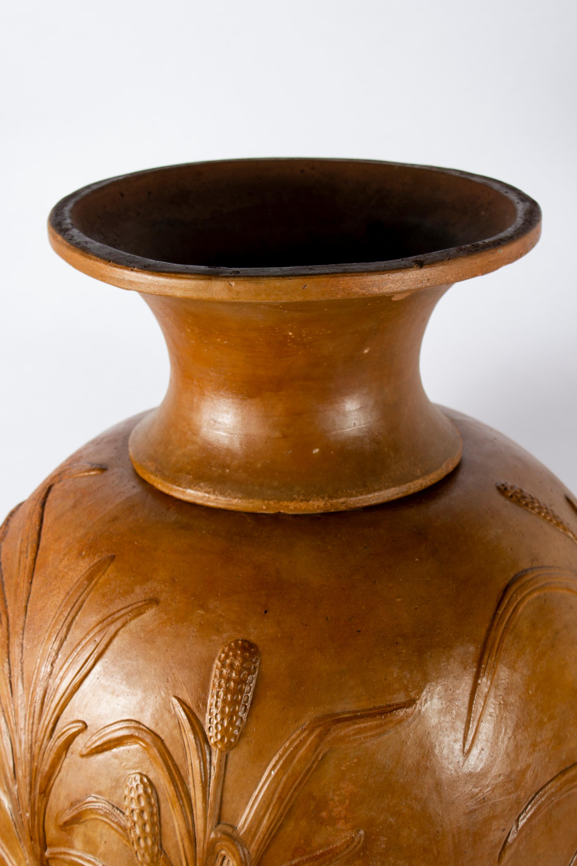 Paire de vases monumentaux en terre cuite représentant la Liberté, 1920 en vente 2