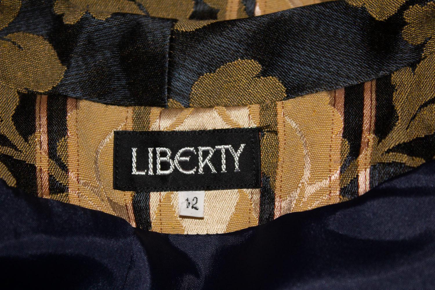 Chaleco negro y dorado Liberty of London. en venta 1