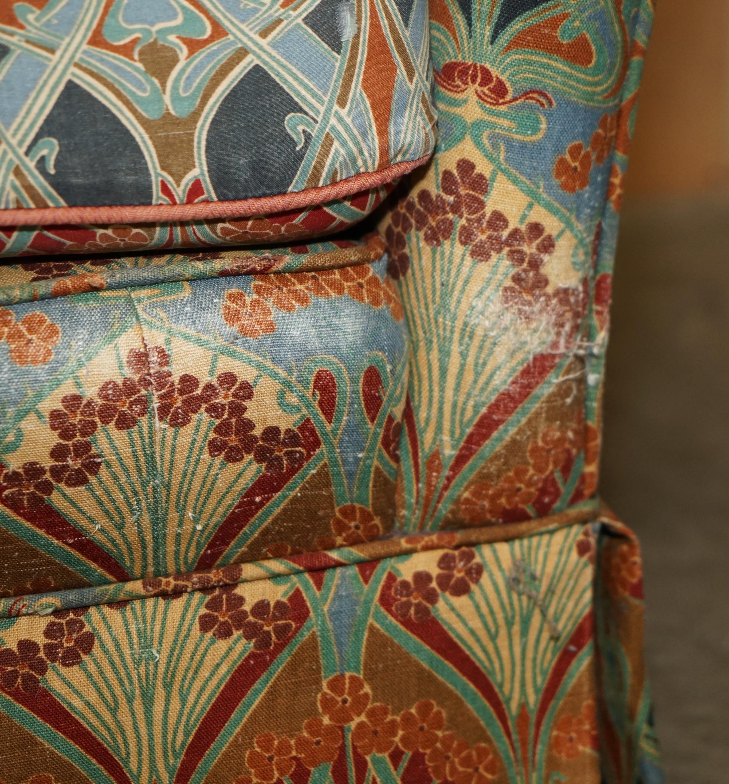 LIBERTY OF LONDON IANTHE UPHOLSTERED VINTAGE SOFA FOR RESTORATION FABRIC REPAIRs For Sale 4