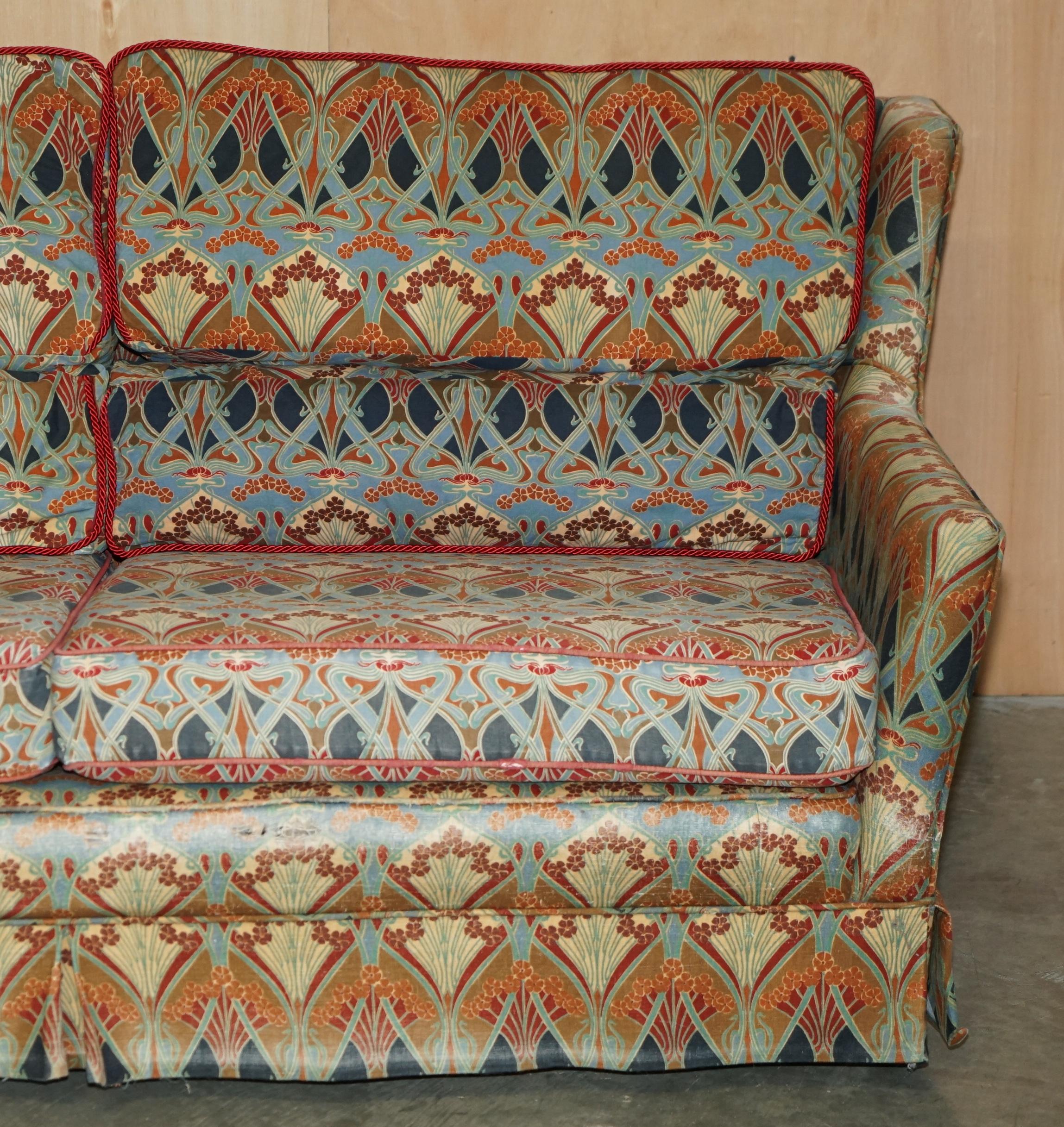 English LIBERTY OF LONDON IANTHE UPHOLSTERED VINTAGE SOFA FOR RESTORATION FABRIC REPAIRs For Sale