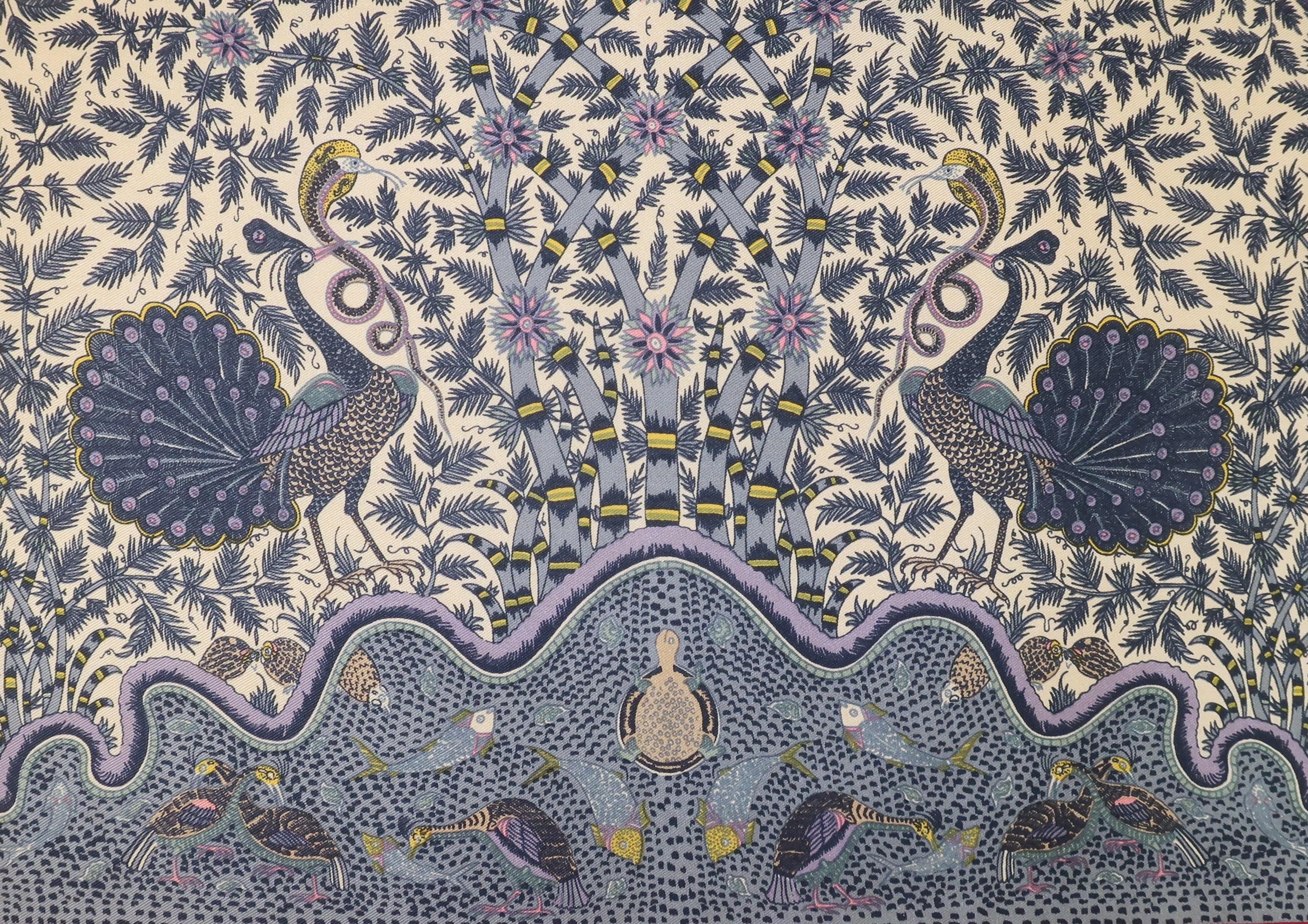 LIBERTY OF LONDON Pfauen-Garten-Seidenschal (Braun) im Angebot
