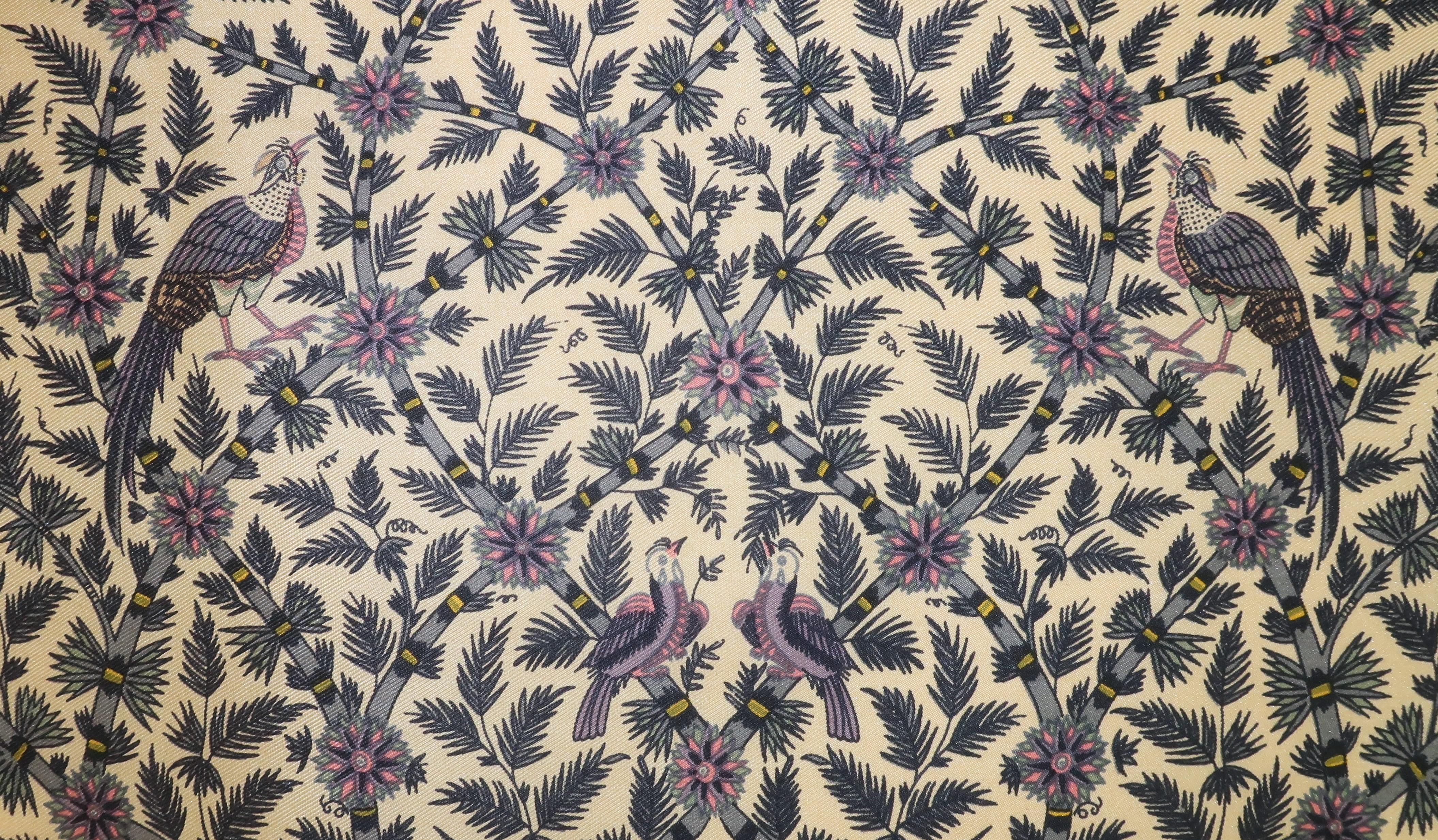 LIBERTY OF LONDON Pfauen-Garten-Seidenschal Damen im Angebot