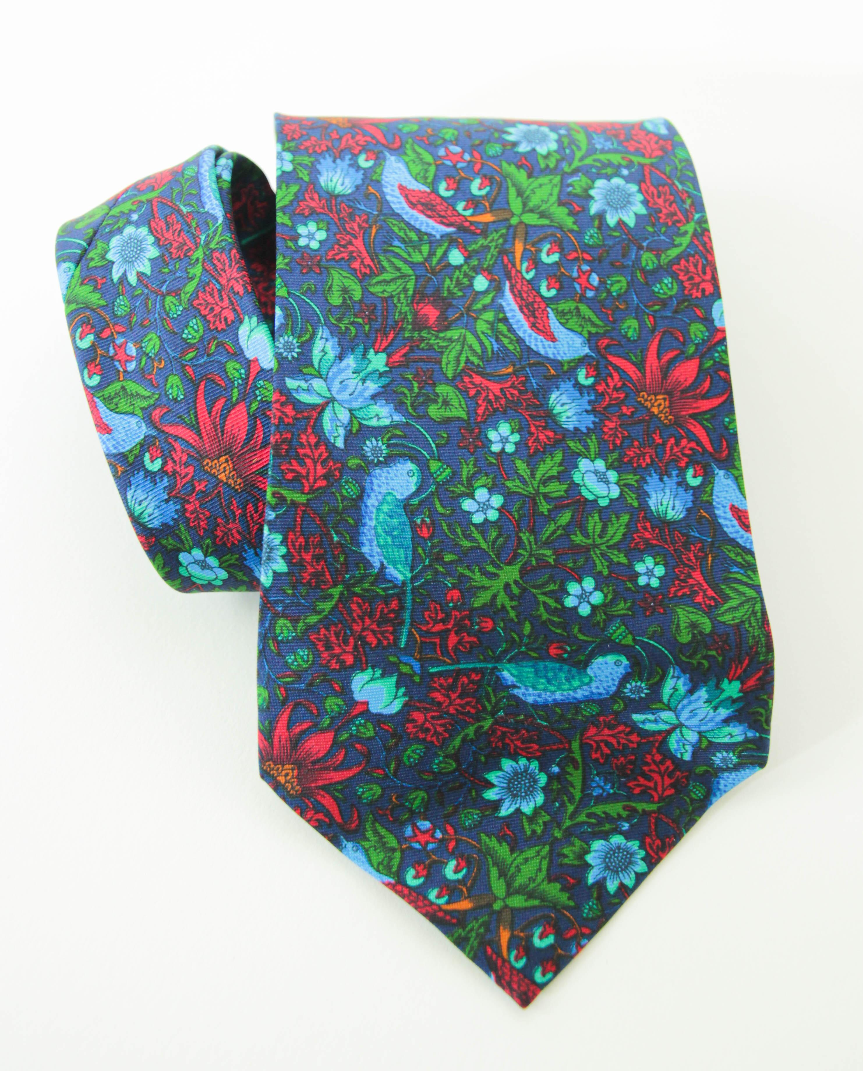 LIBERTY of London Seidenkrawatte Herren Krawatte Kleid.
LIBERTY of London Seidenkrawatte mit tropischen Dschungelmotiven in Grün und Blau, rot bedruckte Seide, Handmade in Italy.
Luxuriöse Seidenkrawatte, entworfen von LIBERTY London. 
100% Seide