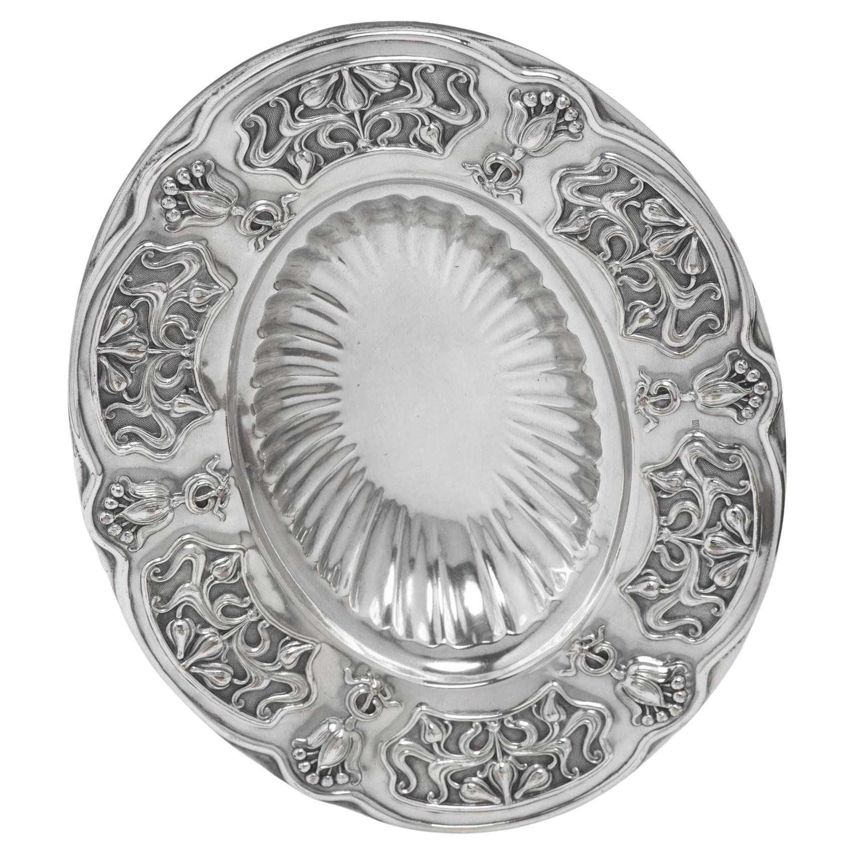 nr. 1838 - Art Nouveau or Liberty rare oval centerpiece in silver plate, very elegant with flowers and arabesques.
Placed on a table or a cabinet : in the hall for business cards, in the living room for sweets, in the bedroom for ..something other.