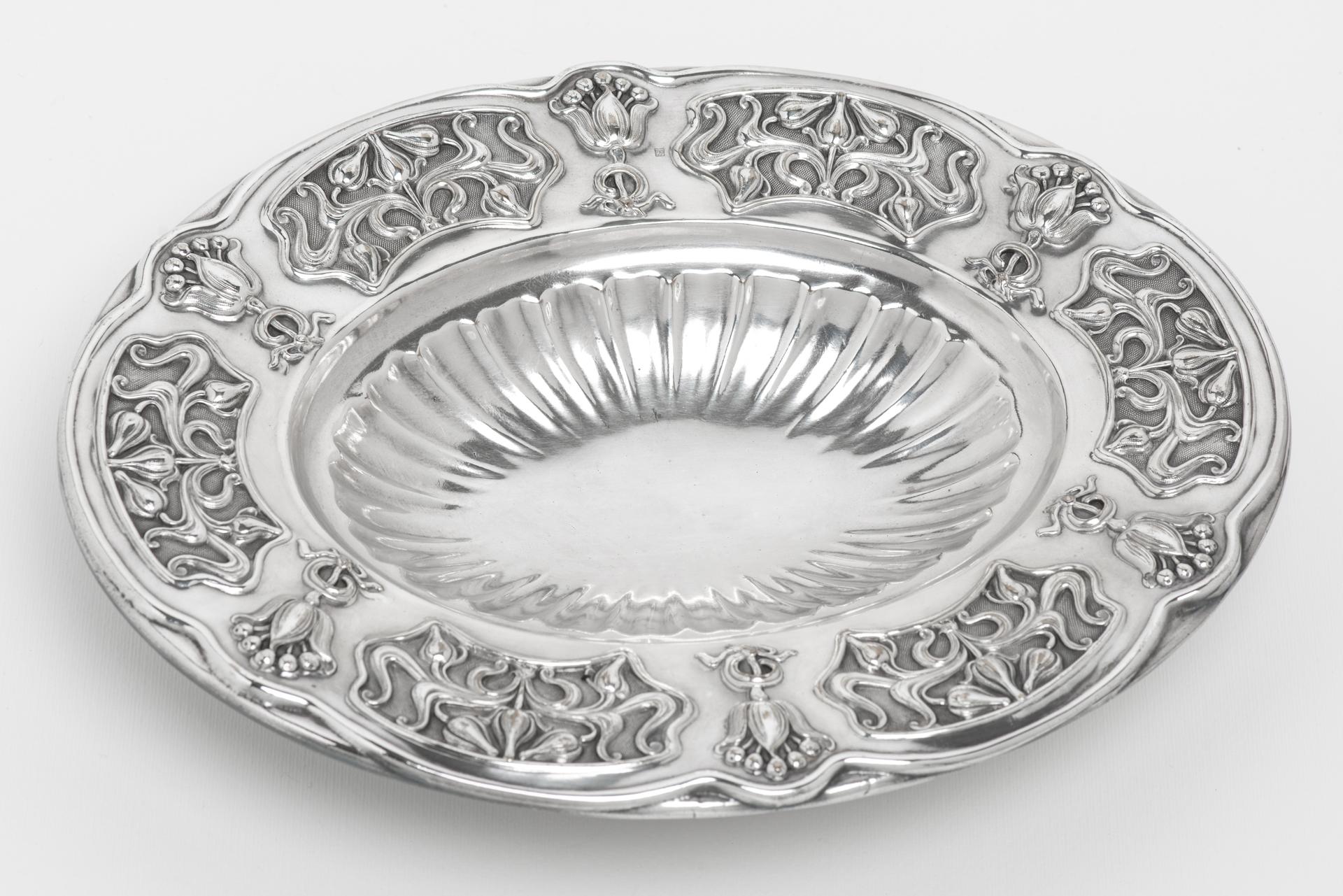 20th Century Liberty Oval Centerpiece in Silver Plate For Sale