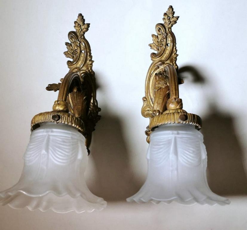 We kindly suggest you read the whole description, because with it we try to give you detailed technical and historical information to guarantee the authenticity of our objects.
Particular and original pair of wall sconces; they were made between