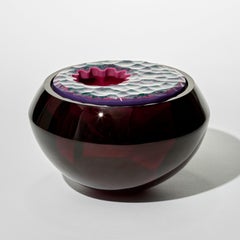 Liberty Plum, une boîte à couvercle en verre moulé texturé rubis et violet d'Angela Jarman