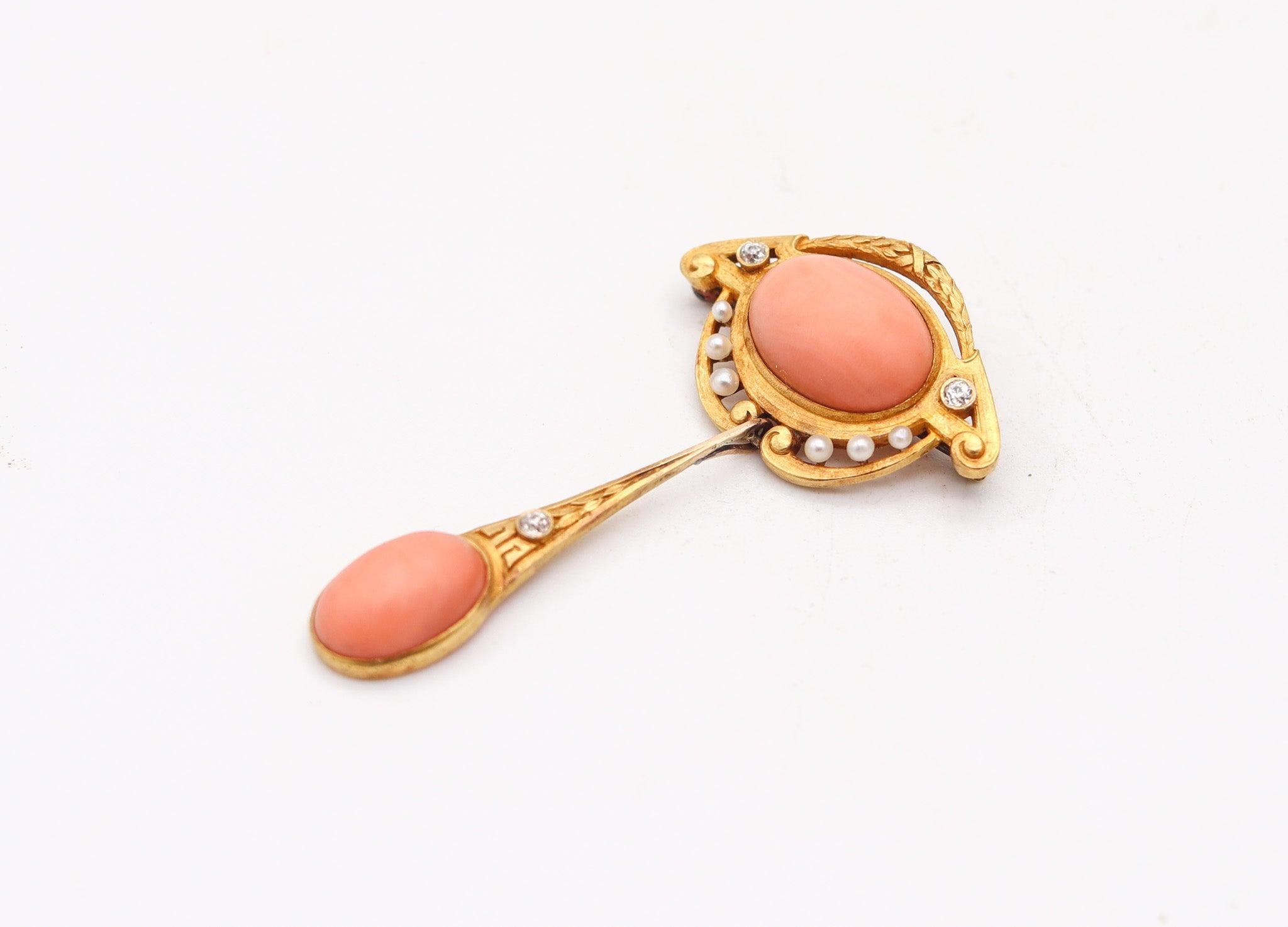 Spilla pendente in stile liberty britannico. 

Si tratta di un superbo ciondolo-spilla creato in Inghilterra agli inizi del periodo Liberty, nel 1890. Il pezzo è stato magistralmente realizzato in oro giallo massiccio di 18 carati con disegni