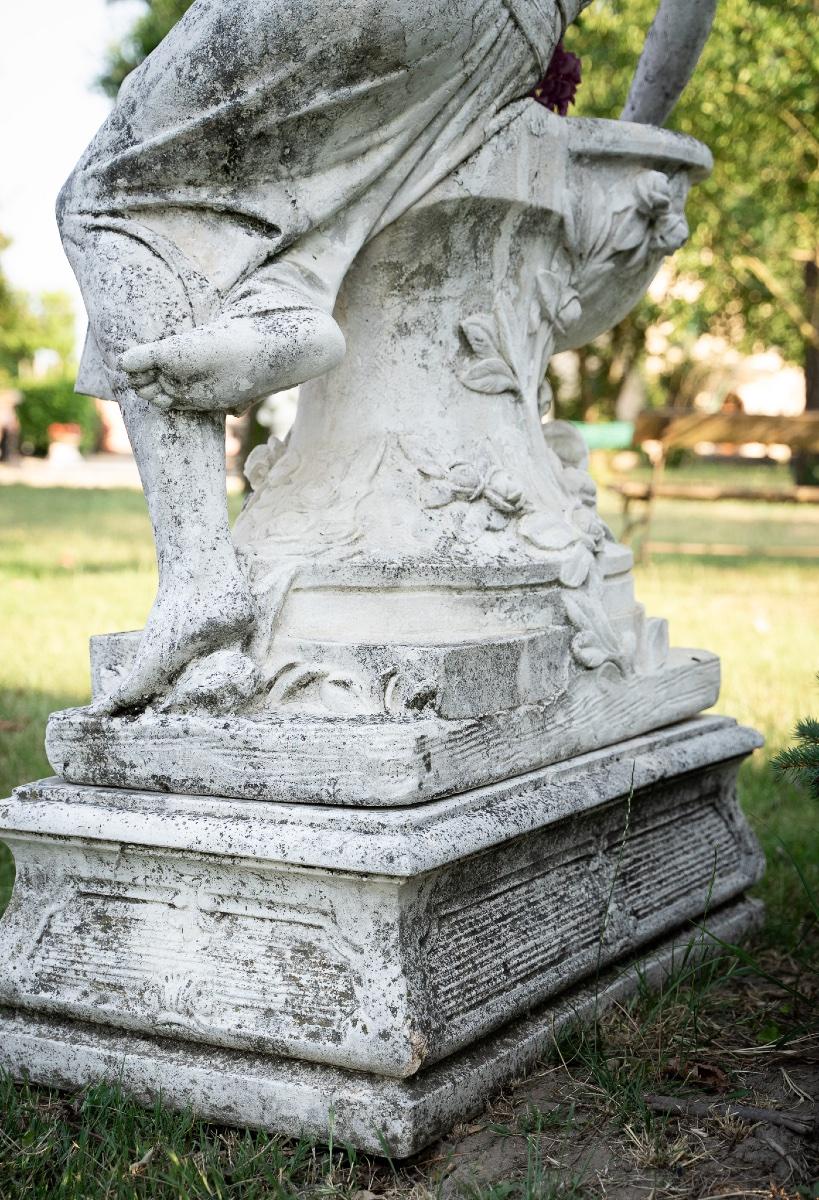 Liberty-Style Marble-Grit Sculpture of a Seated Female Figure, 1930s in vendita 4
