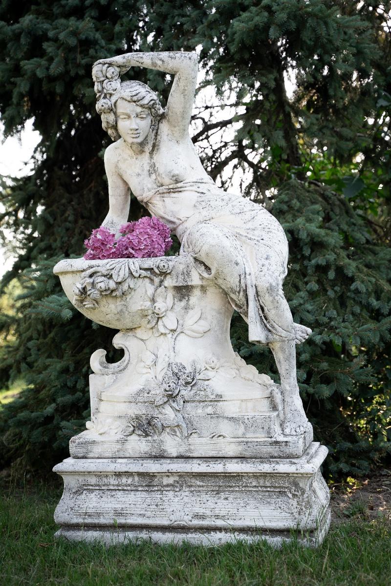 Liberty-Style Marble-Grit Sculpture of a Seated Female Figure, 1930s In condizioni buone in vendita a Atlanta, GA
