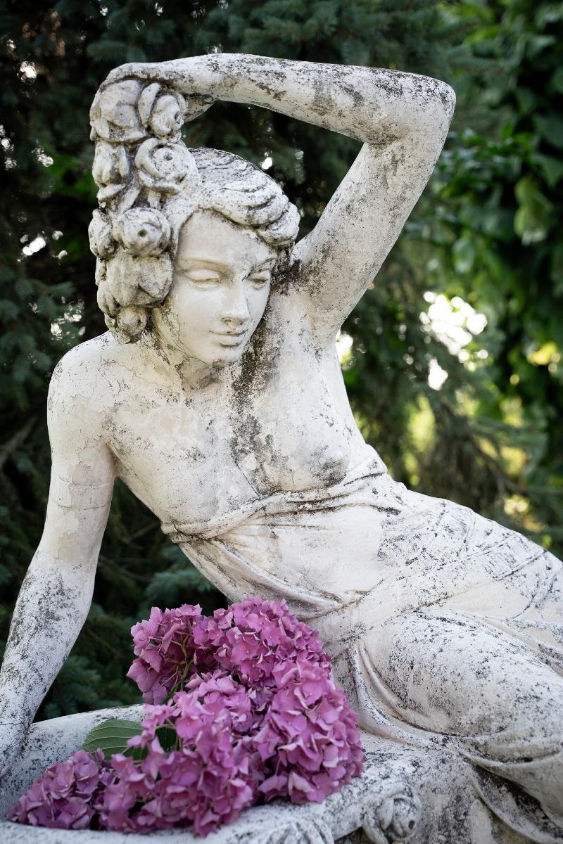 Marmo Liberty-Style Marble-Grit Sculpture of a Seated Female Figure, 1930s in vendita