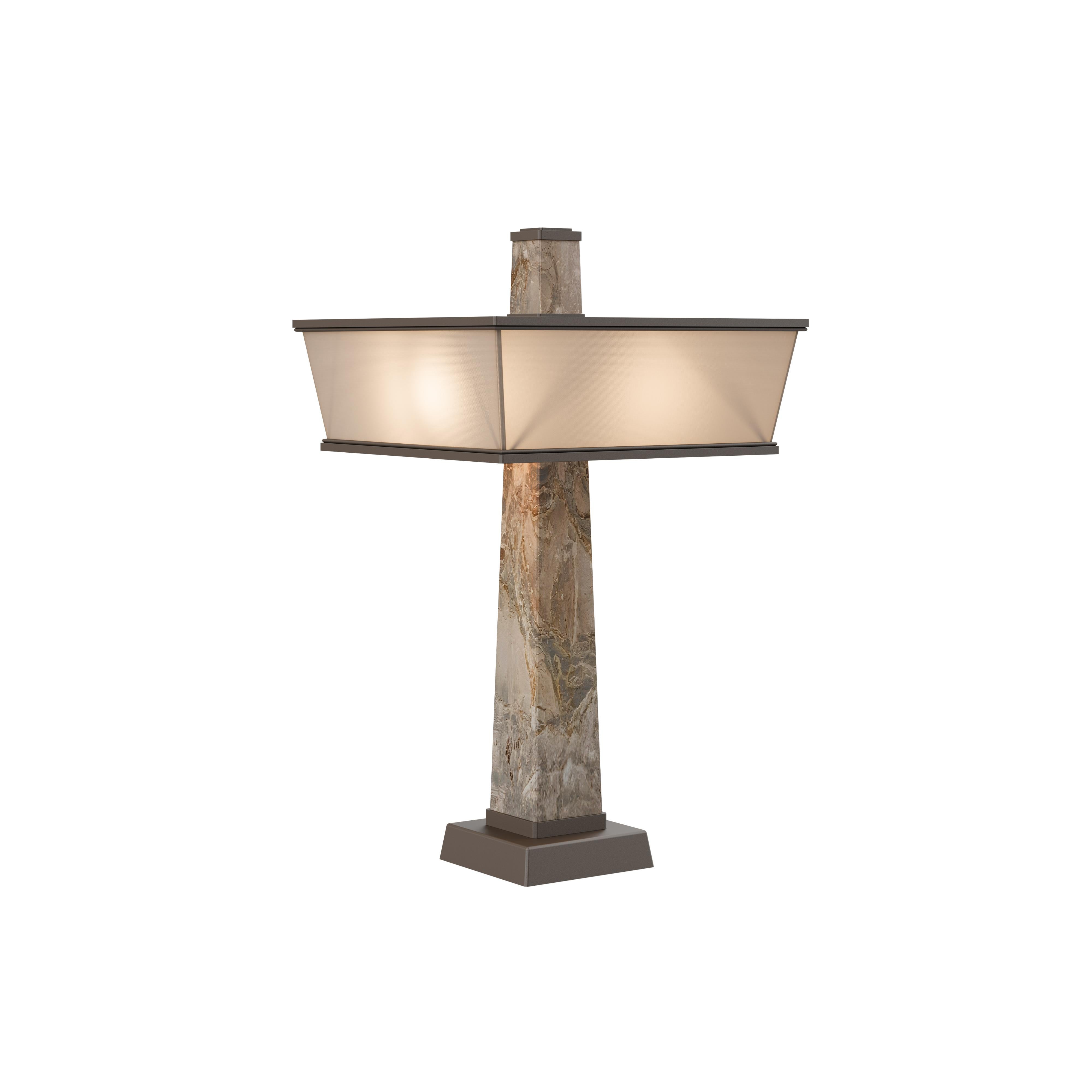 Die Liberty Tischleuchte ist mehr als ein Lichtobjekt, sie ist eine Geschichte von Visionen und Ausdauer. Inspiriert von der Fackel auf der Freiheitsstatue in New York, zelebriert sie den menschlichen Wunsch, das Unbekannte zu erleuchten.

Mit ihrer