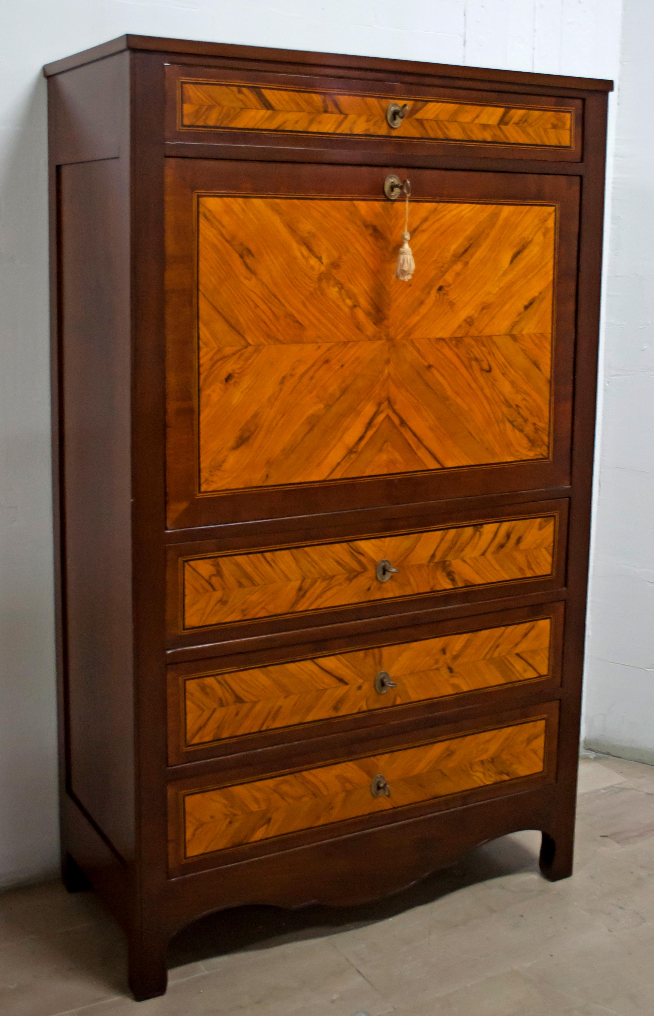 This secretaire walnut wood with olive root inlays dates back to the Liberty period, 1920s.

 