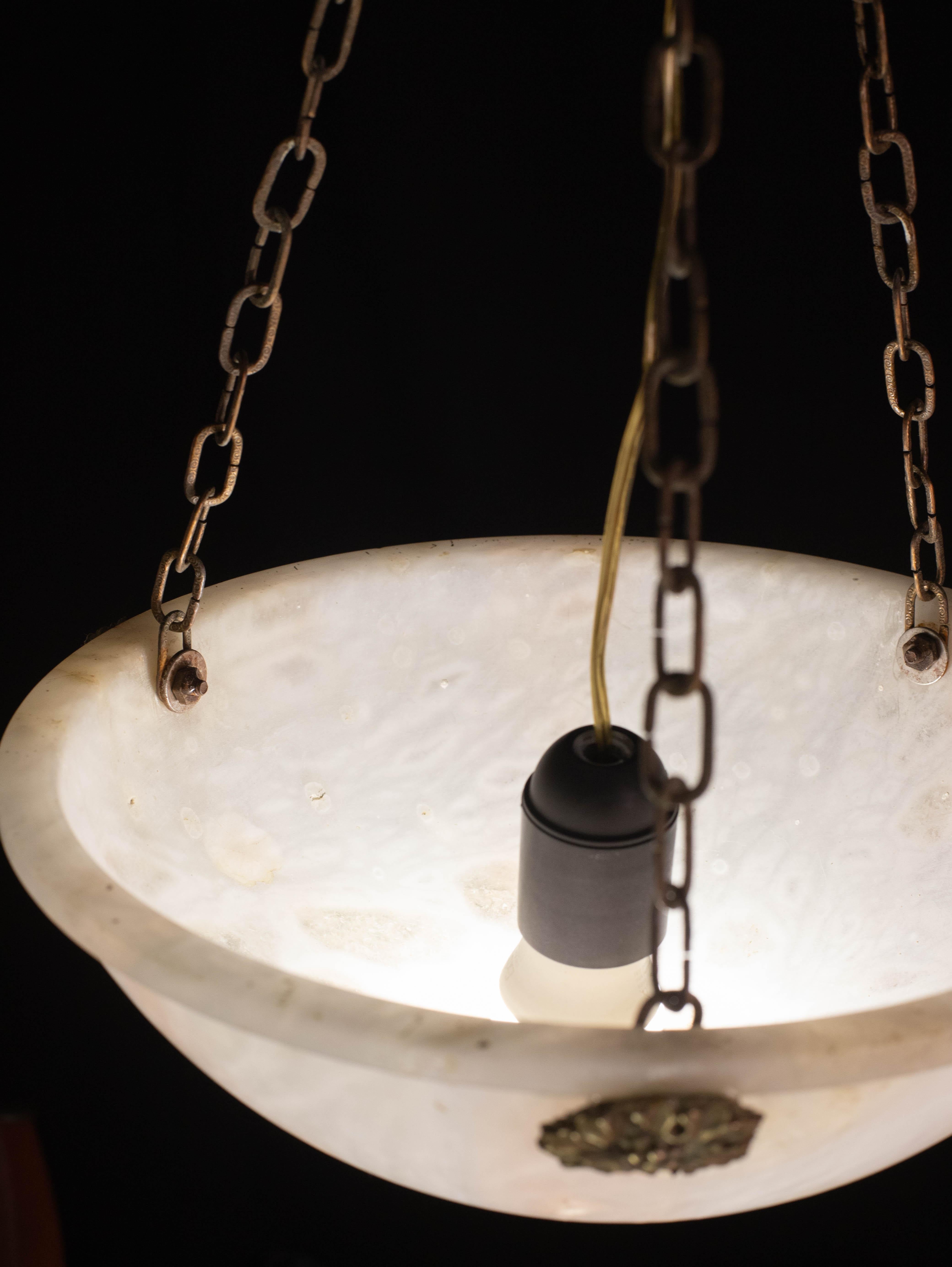 Milieu du XXe siècle Lustre en Albâtre blanc de Liberty, années 1940 en vente