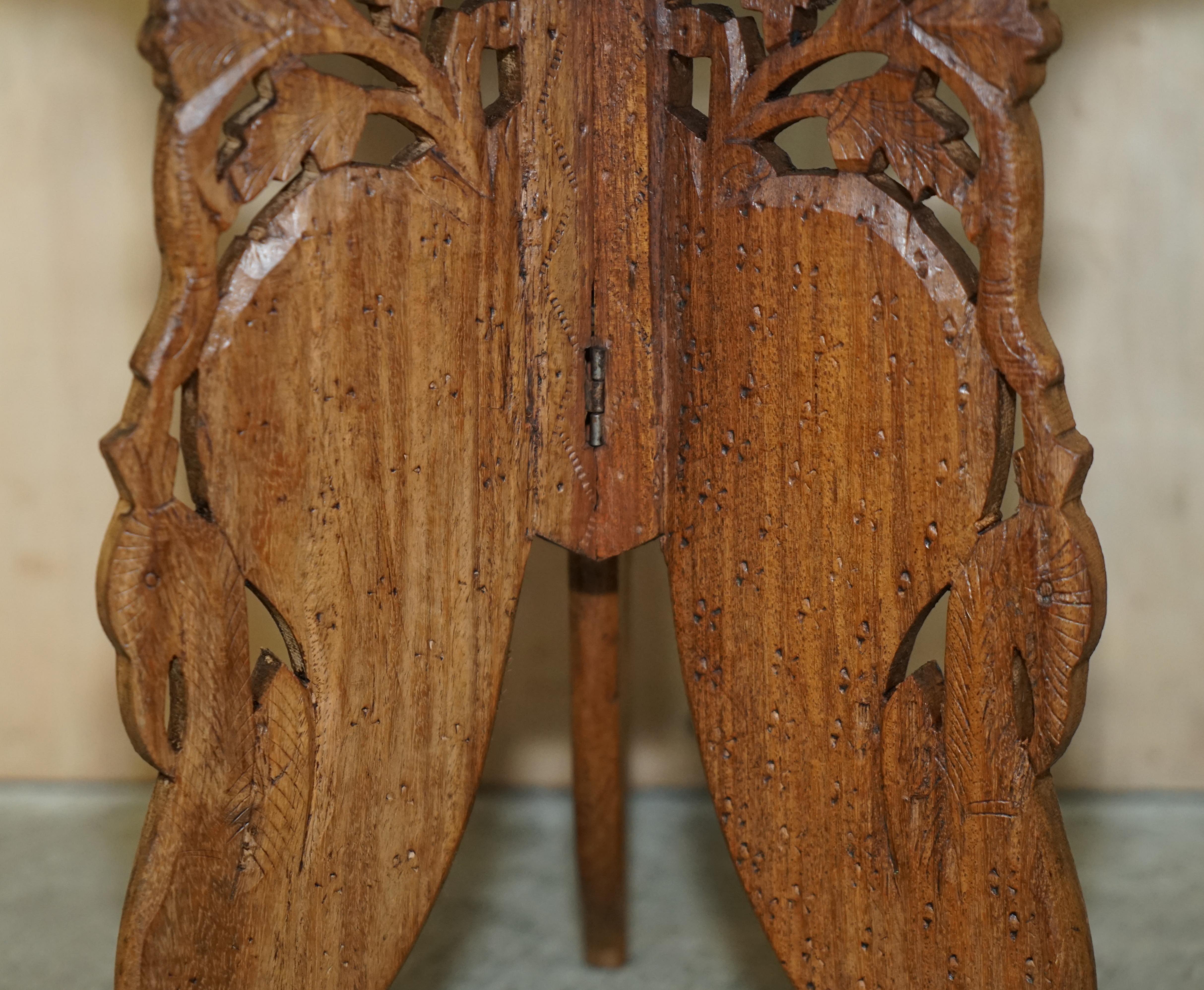 Table pliante à vin antique birmane sculptée Liberty's en vente 1