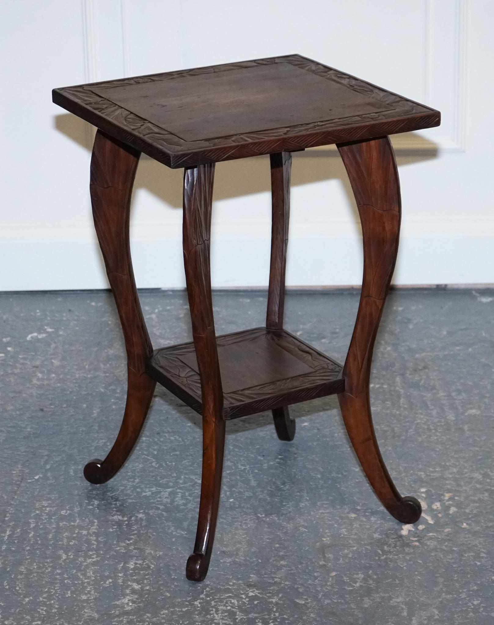 
Wir freuen uns, Ihnen dieses Produkt zum Kauf anbieten zu können  Atemberaubender Eichenholztisch aus den 1950er Jahren von Liberty.

Dieser handgeschnitzte Beistelltisch von Liberty's London aus den 1950er Jahren ist ein wahres Meisterwerk der