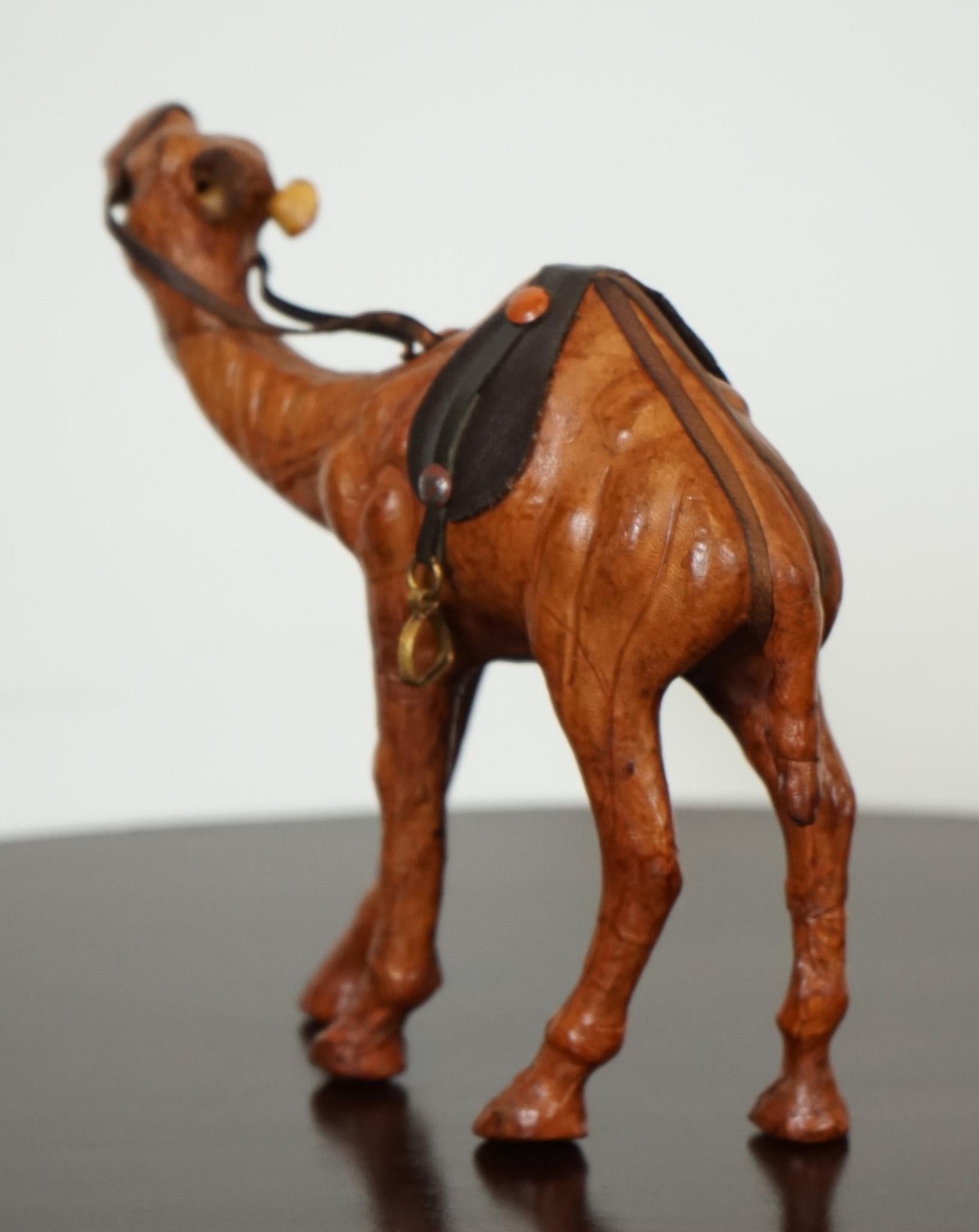 LIBERTY'S LONDON CAMEL SculPTURE WiTH LOVELY AGED LEATHER ON HAND CARved WOOD  (Britisch) im Angebot