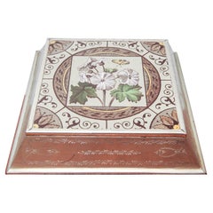 Liberty of London Arts & Crafts Pot Stand With Decorative Botanical Etchings (Support à pot avec gravures botaniques décoratives)