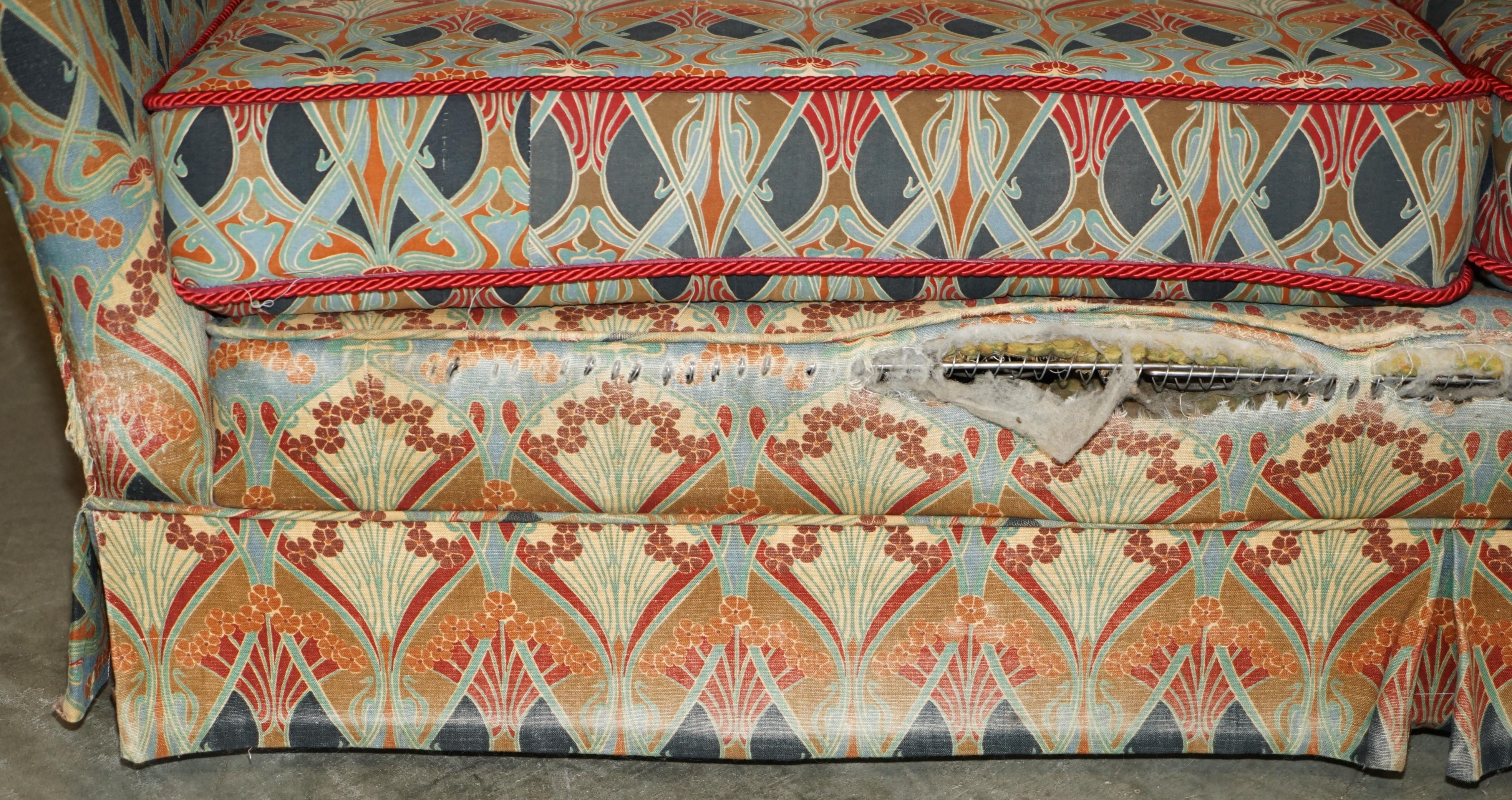 LIBERTY'S OF LONDON IANTHE UPHOLSTERED ViNTAGE SOFA IN DISTRESSED CONDITION For Sale 3