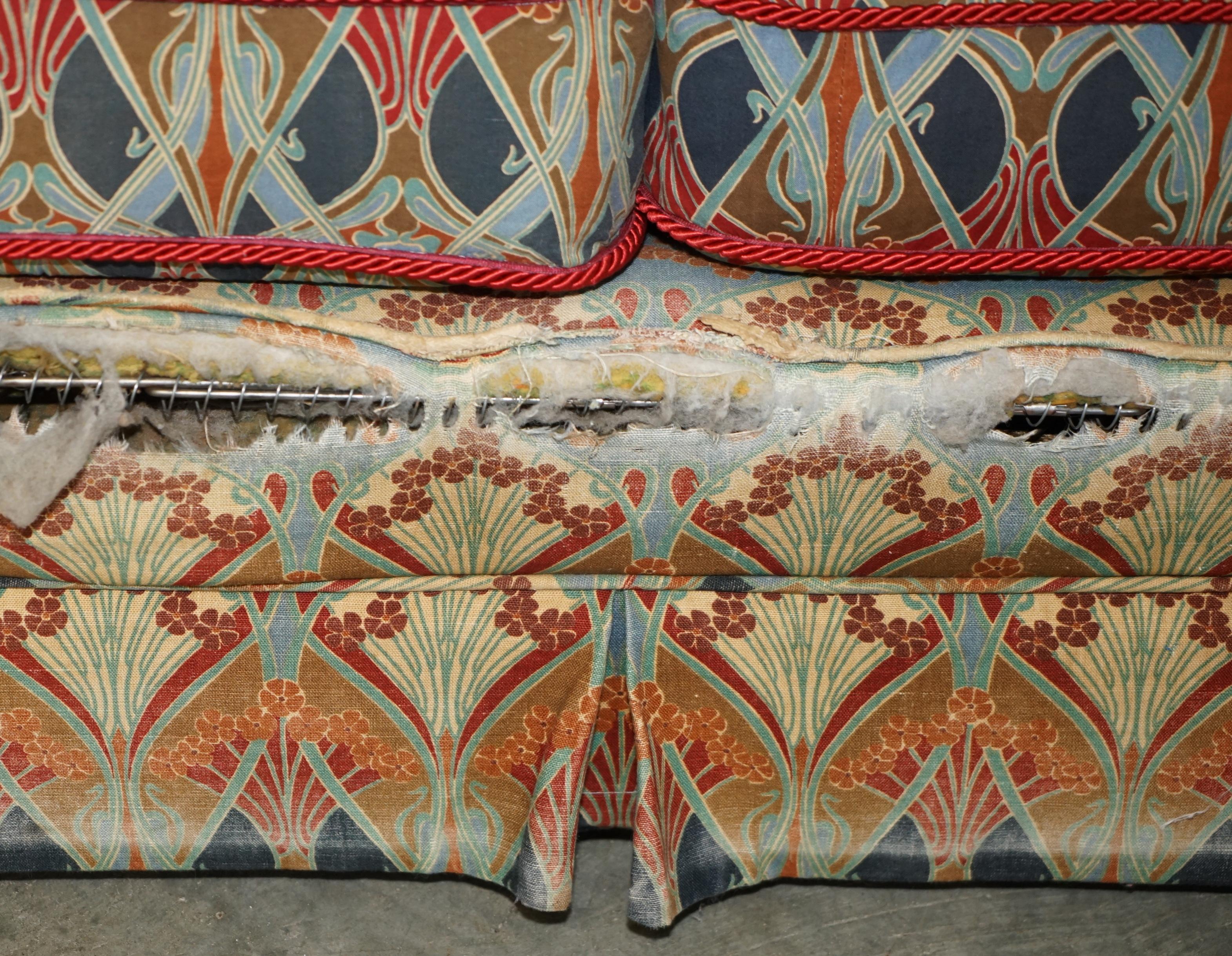 LIBERTY'S OF LONDON IANTHE UPHOLSTERED ViNTAGE SOFA IN DISTRESSED CONDITION For Sale 4