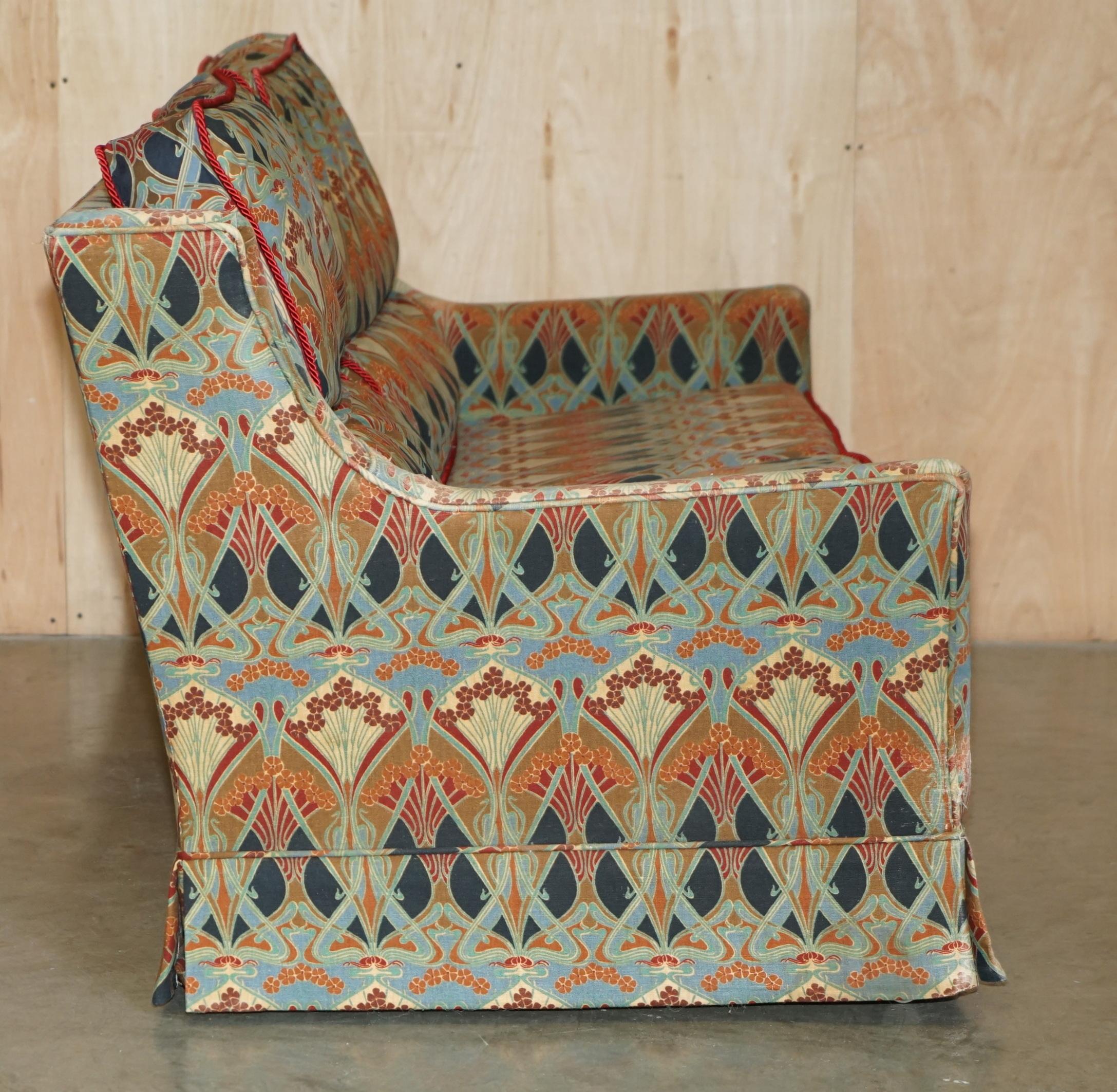 LIBERTY'S OF LONDON IANTHE UPHOLSTERED ViNTAGE SOFA IN DISTRESSED CONDITION For Sale 5