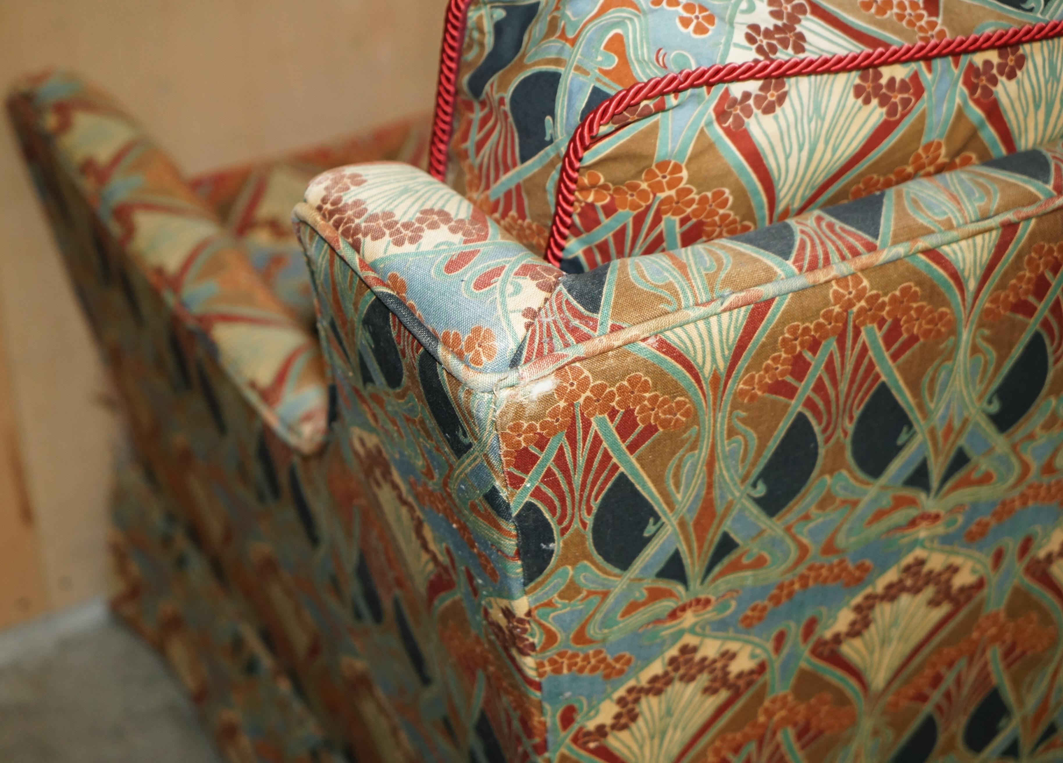 LIBERTY'S OF LONDON IANTHE UPHOLSTERED ViNTAGE SOFA IN DISTRESSED CONDITION For Sale 8