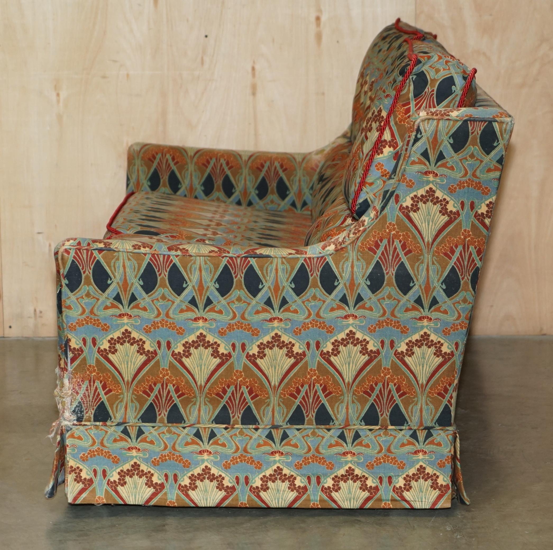 LIBERTY'S OF LONDON IANTHE UPHOLSTERED ViNTAGE SOFA IN DISTRESSED CONDITION For Sale 9