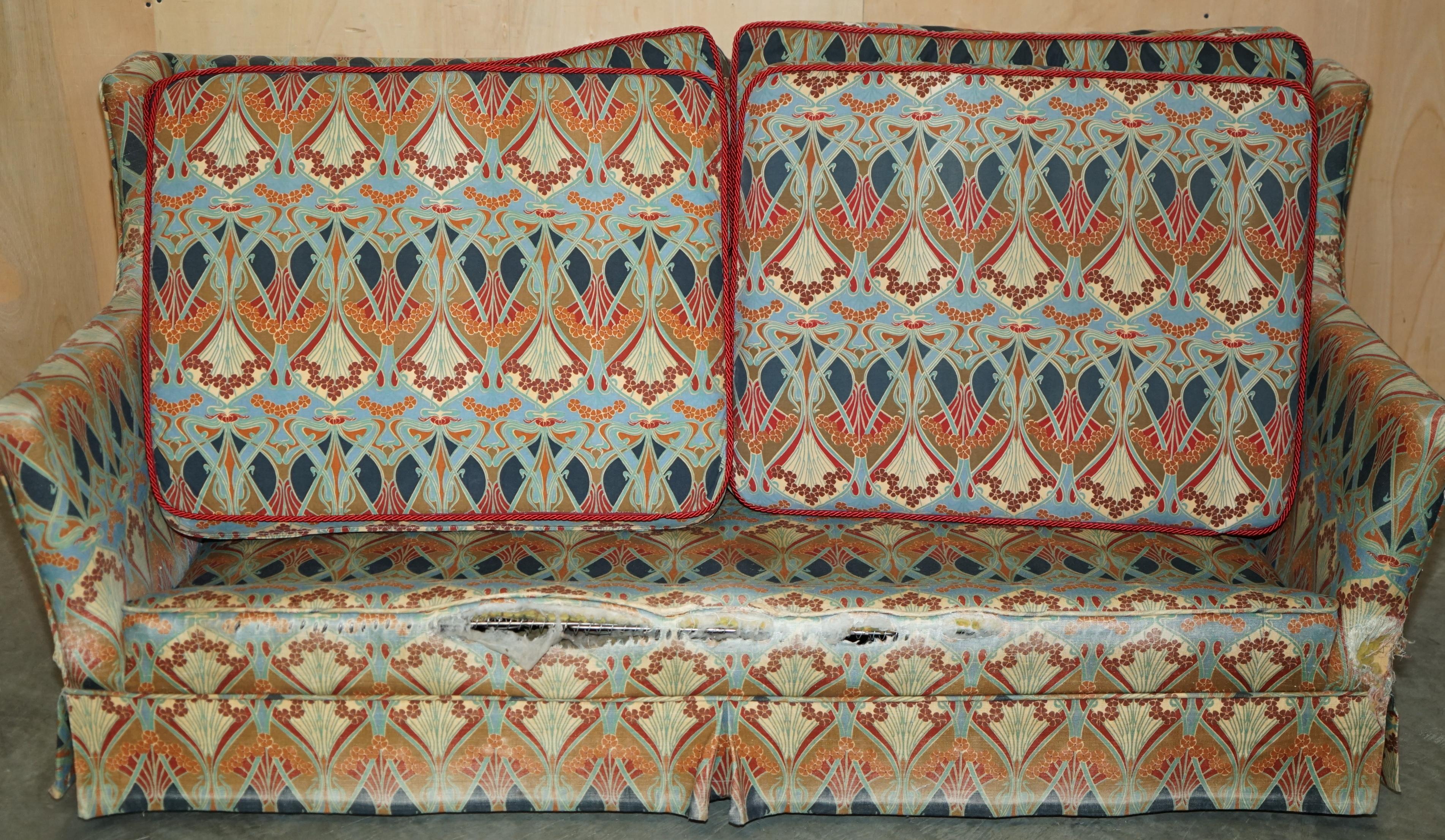 LIBERTY'S OF LONDON IANTHE UPHOLSTERED ViNTAGE SOFA IN DISTRESSED CONDITION For Sale 10