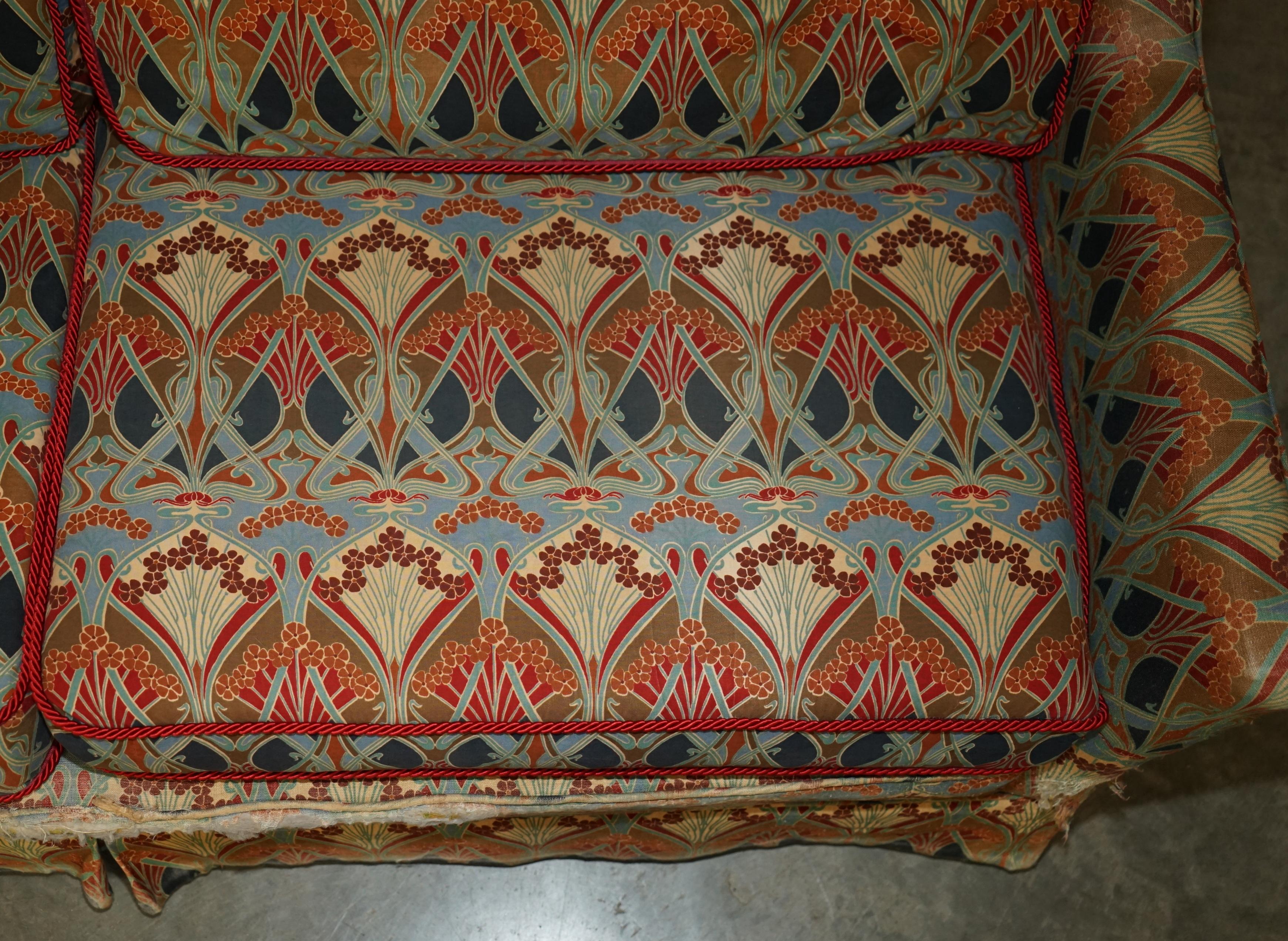 20th Century LIBERTY'S OF LONDON IANTHE UPHOLSTERED ViNTAGE SOFA IN DISTRESSED CONDITION For Sale