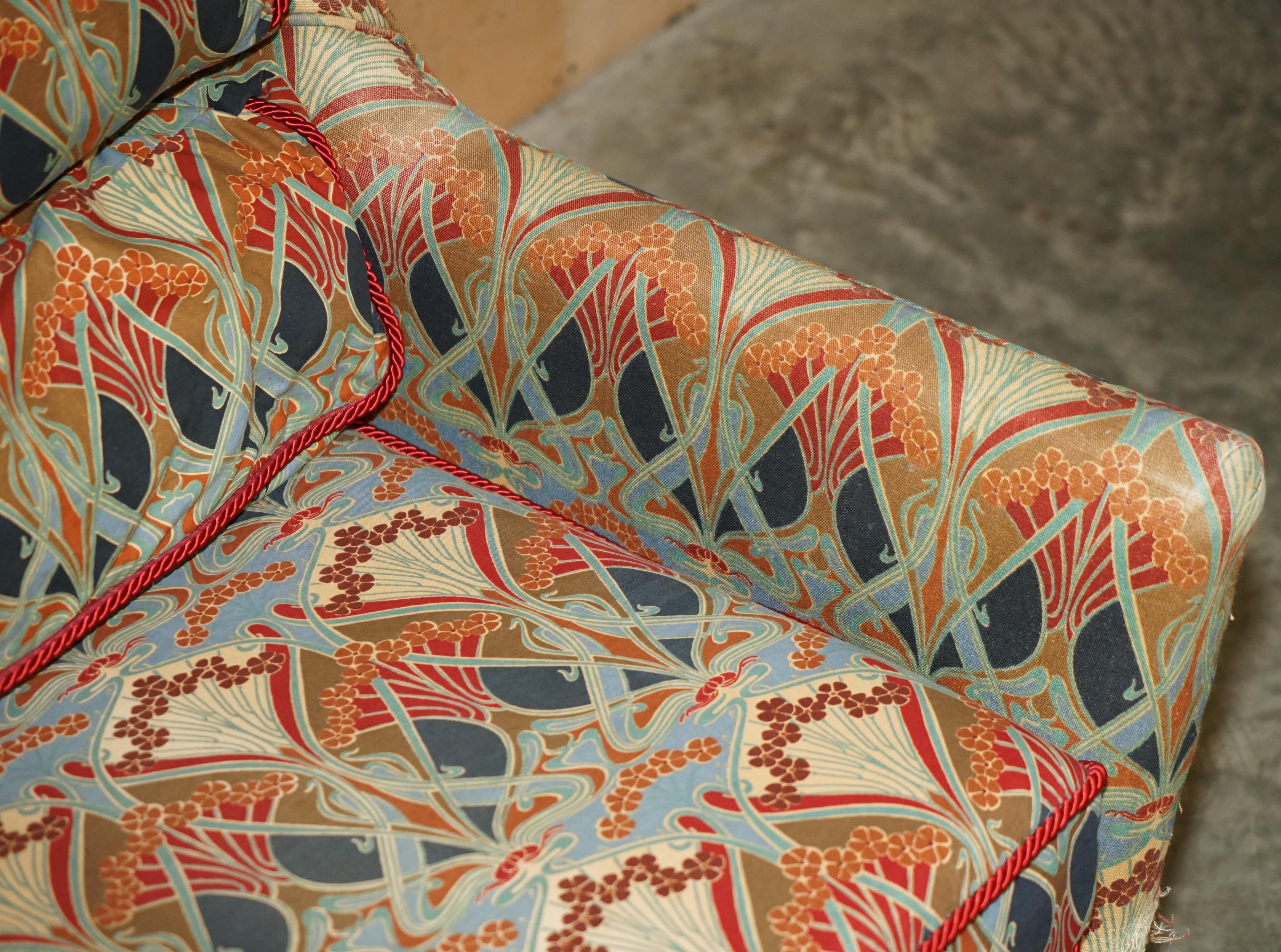 LIBERTY'S OF LONDON IANTHE UPHOLSTERED ViNTAGE SOFA IN DISTRESSED CONDITION For Sale 1