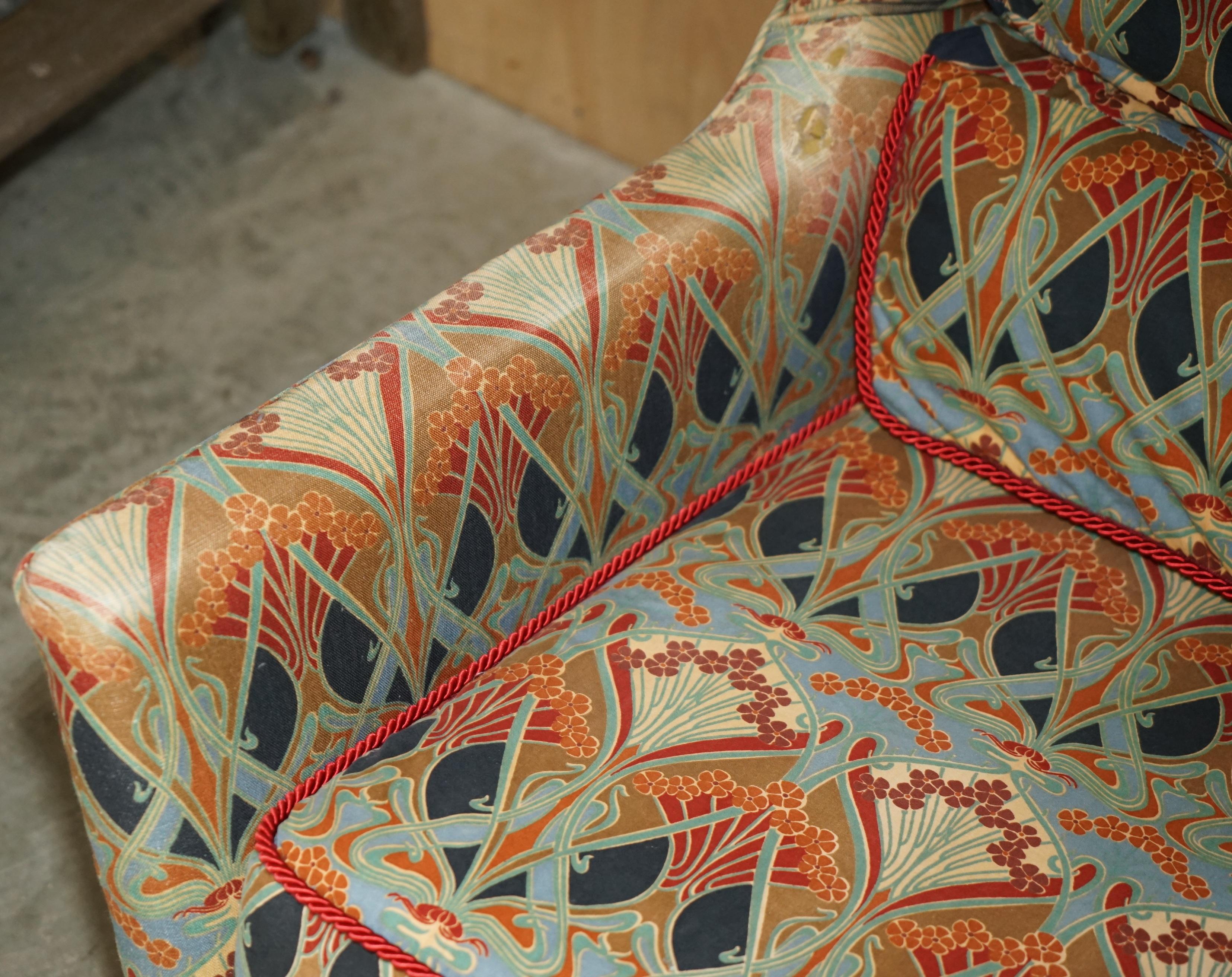 LIBERTY'S OF LONDON IANTHE UPHOLSTERED ViNTAGE SOFA IN DISTRESSED CONDITION For Sale 2