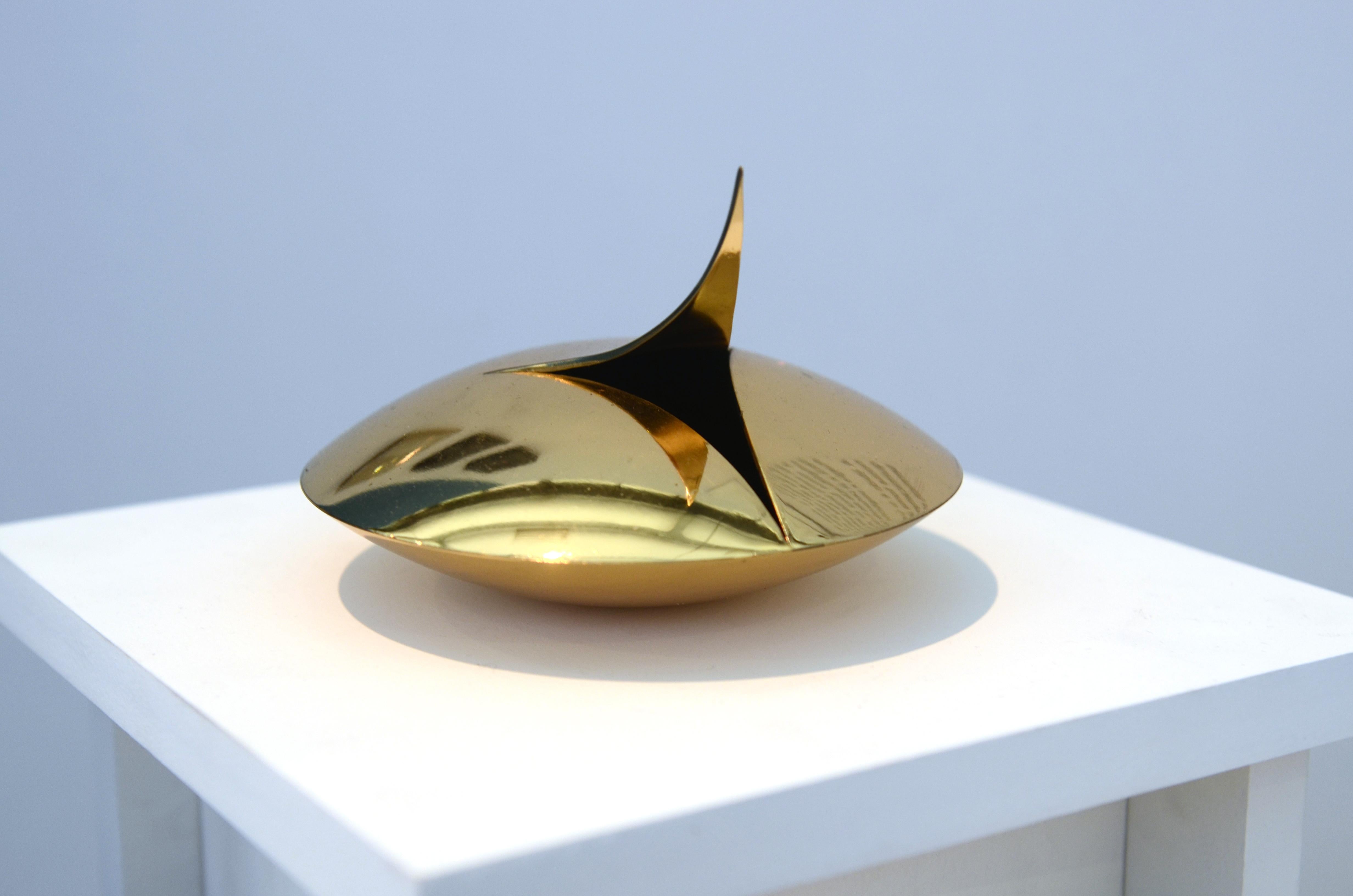 Libidonoso object #2 by Mameluca
Material: gold-plated metal
Dimensions: D 15 x H 10cm

In reference to Paul Nacke’s states about Narcissism, being an attitude of a person who treats his own body in the same way as the body of a sexual object is