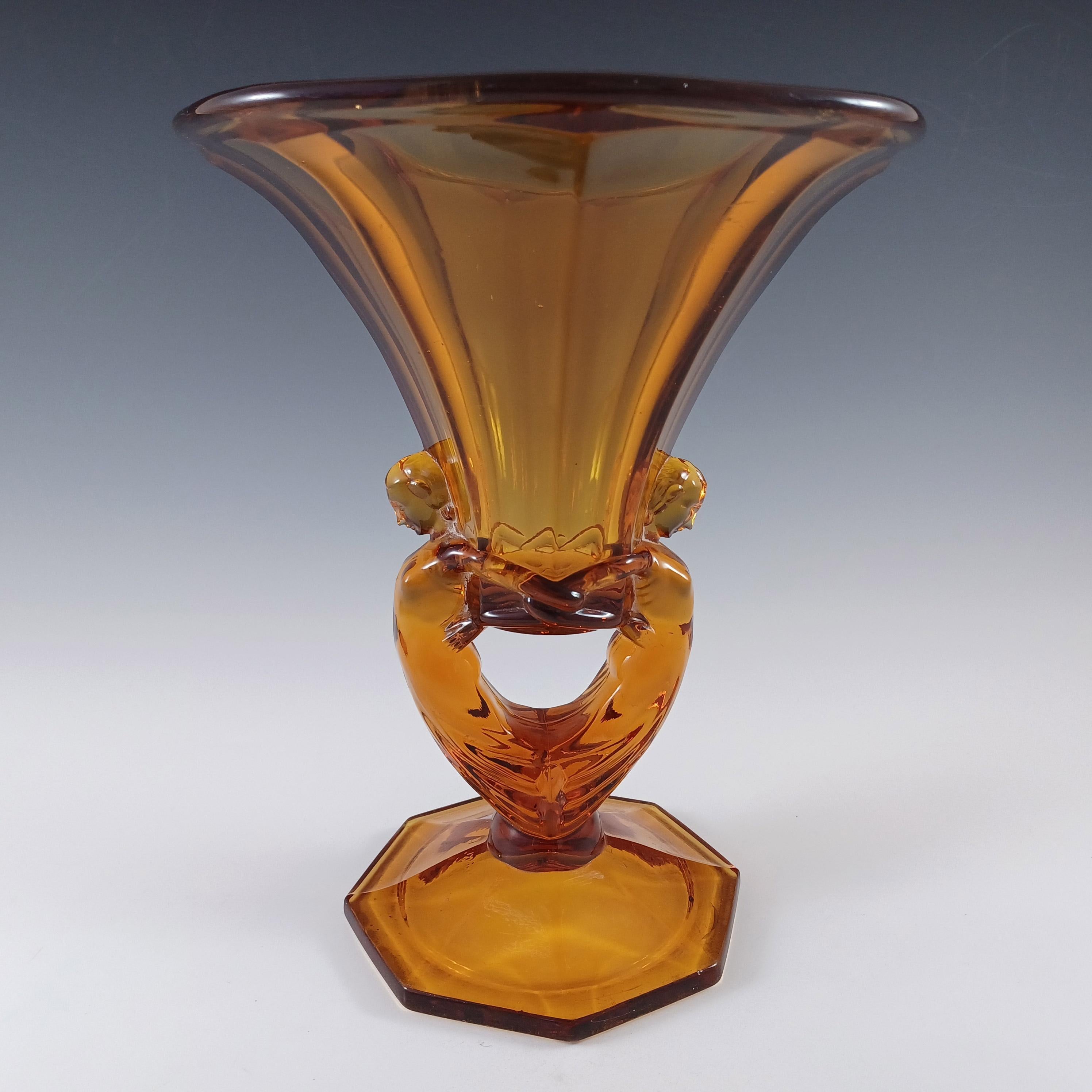 Un meraviglioso vaso in vetro ambrato art déco di grandi dimensioni e peso (1,7 kg non imballato), con due donne che si fronteggiano. Realizzato dall'azienda ceca Libochovice negli anni '30, numero di modello 1948.

Dimensione
Misura circa 9,5