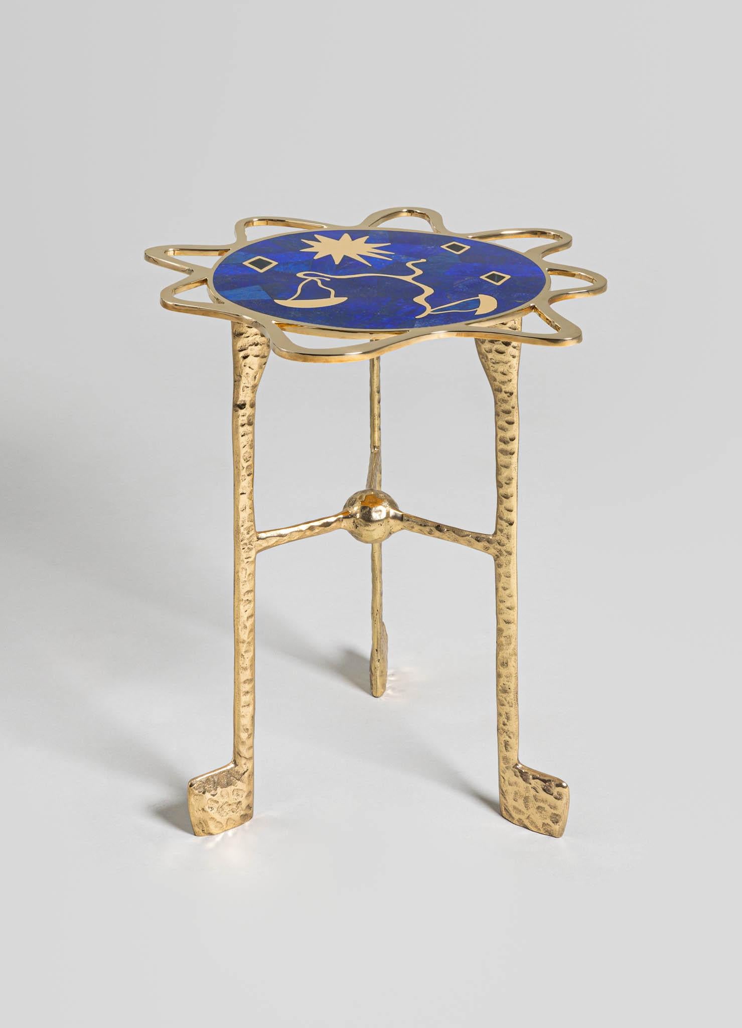 Table d'appoint Libra en laiton avec pierres semi-précieuses Viya de Vikram Goyal

Ramenez l'univers à la maison et voyez ce qui est écrit dans les étoiles. Ces représentations en émail et en laiton illustrent le mysticisme ineffable des mouvements