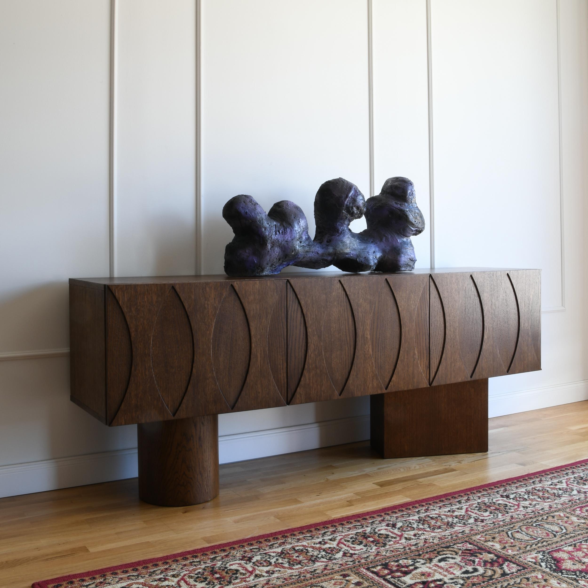 Enfilade Libra par Pastform
Dimensions : D 40 x L 200 x H 70 cm
MATERIAL : Bois teinté et verni.

Disponible en différentes couleurs de bois : Whiskey, Rum, BPA, Nobel, Brandy, Schwarz et Natura. Disponible en cinq largeurs différentes :