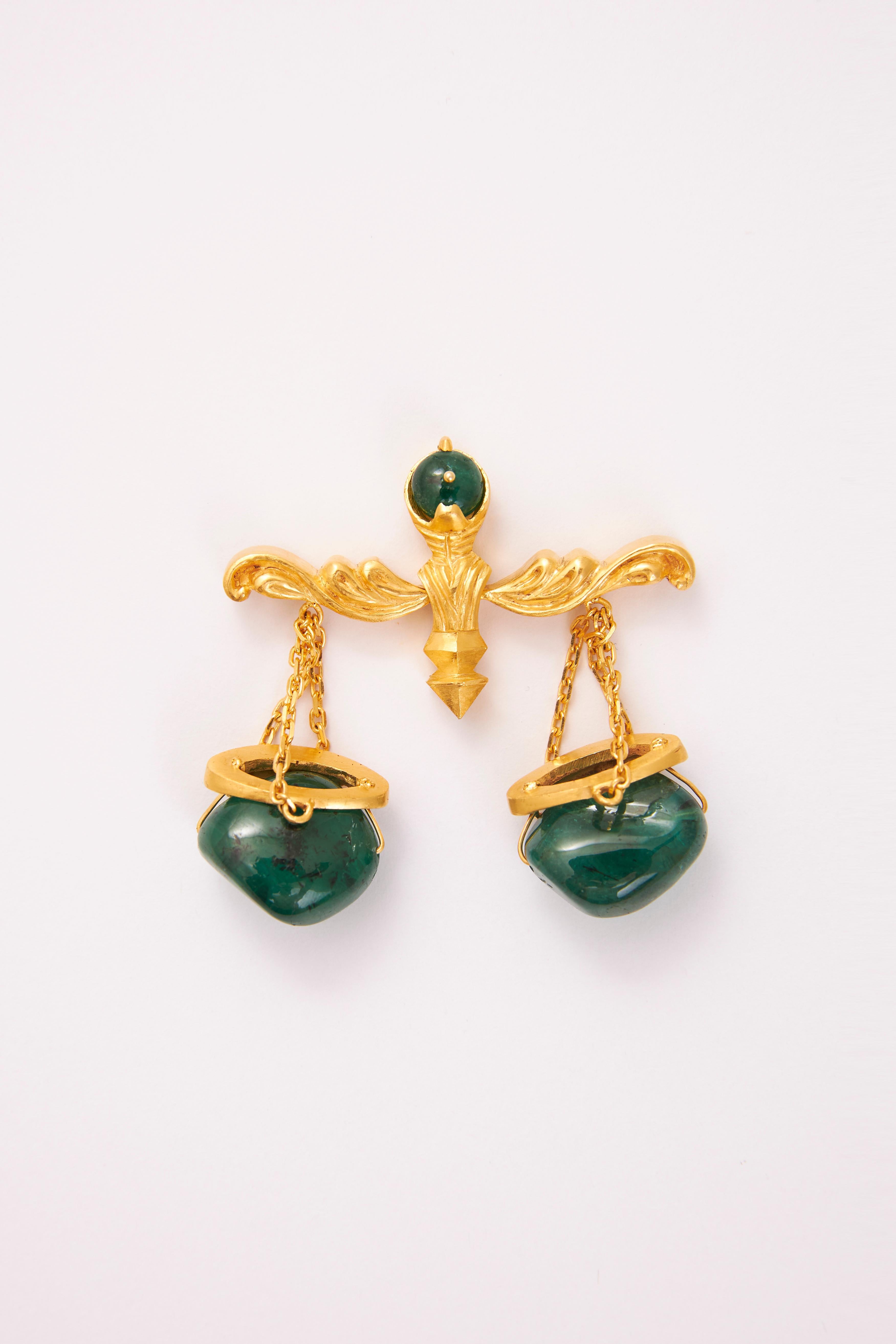 Taglio rotondo Libra Zodiac Pendant in Silver, 24k Gold Plating & Emerald in vendita