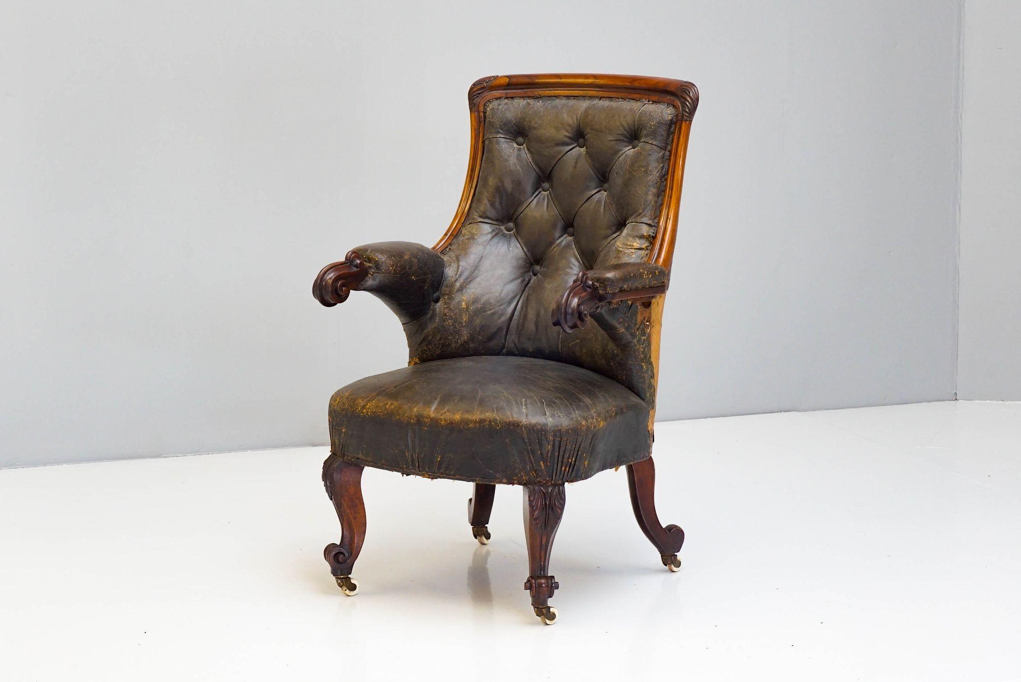 Fantastique fauteuil à cadre en bois de rose, en cuir d'origine, avec un profond dossier boutonné et exposé. Une qualité et un design fabuleux.