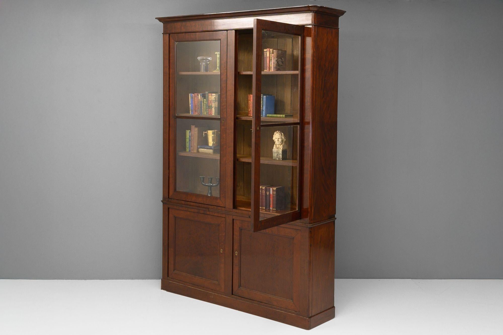 Libreria francese in mogano con due ante vetrate su base armadio. Circa 1840.


H. 252cm x L. 182cm x P. 47cm (profondità interna 30cm)