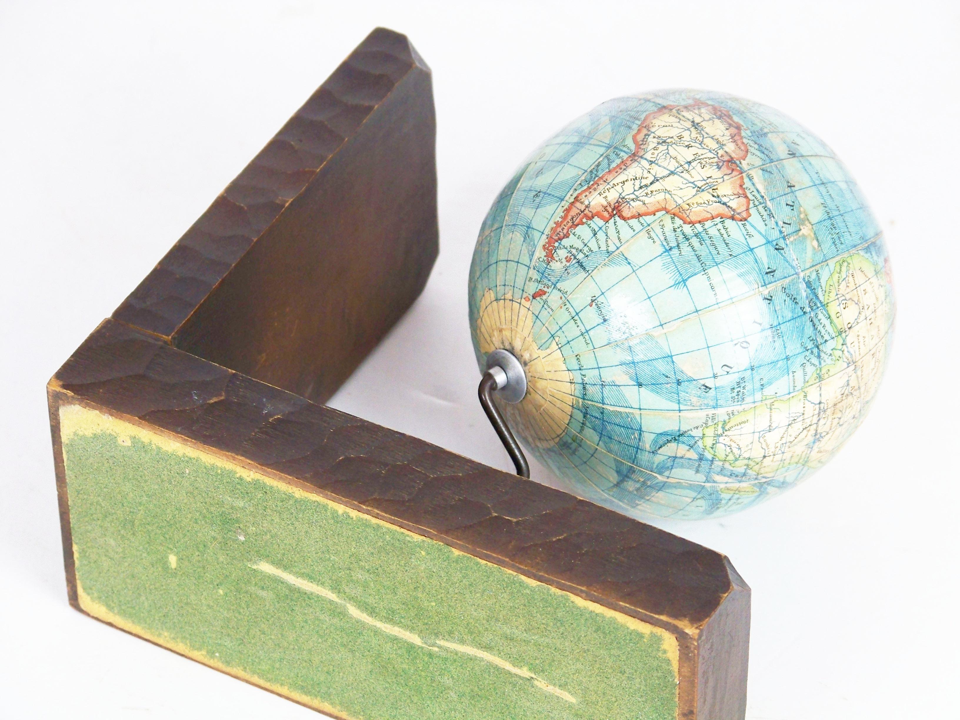 Library Bookend with the Globe In Good Condition In Praha, CZ