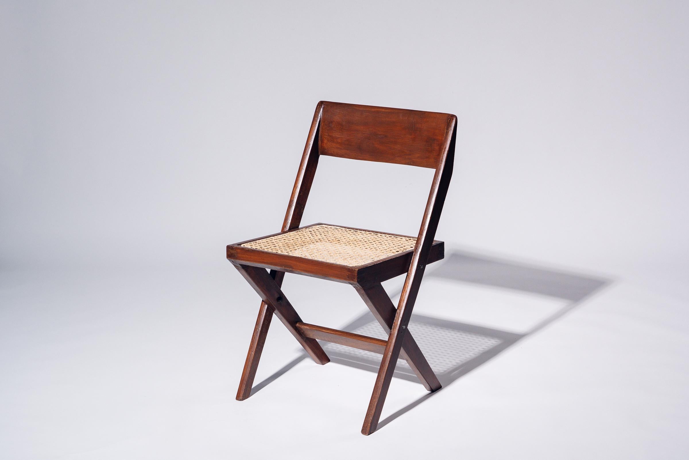 Un autentico pezzo di metà secolo proveniente dalla leggendaria commissione Chandigarh di Pierre Jeanneret. Struttura in teak con seduta e schienale in rattan di bambù intrecciato a mano.