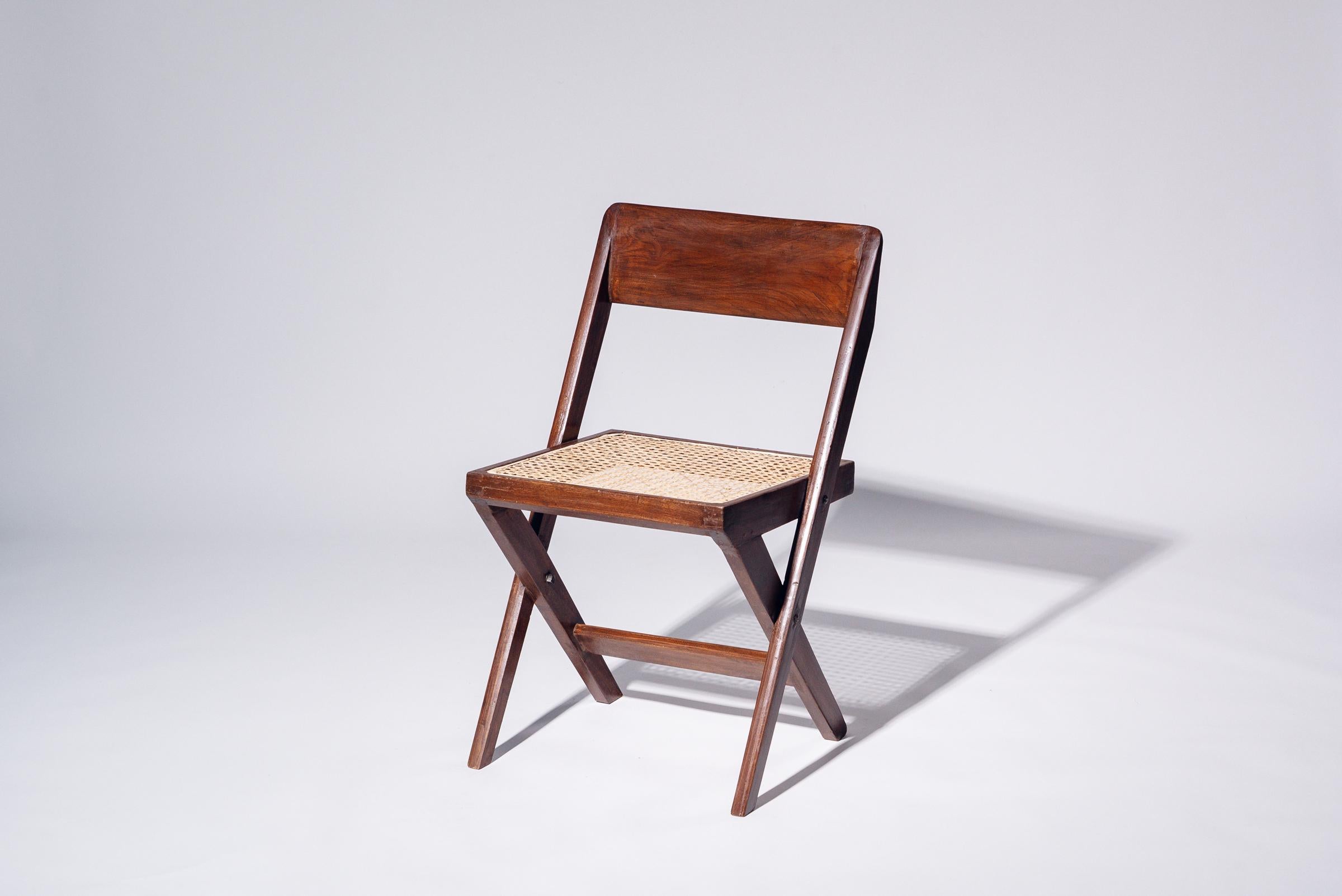 Une authentique pièce du milieu du siècle provenant de la légendaire commission Chandigarh de Pierre Jeanneret. Structure en teck avec assise et dossier en bambou tressé à la main.
