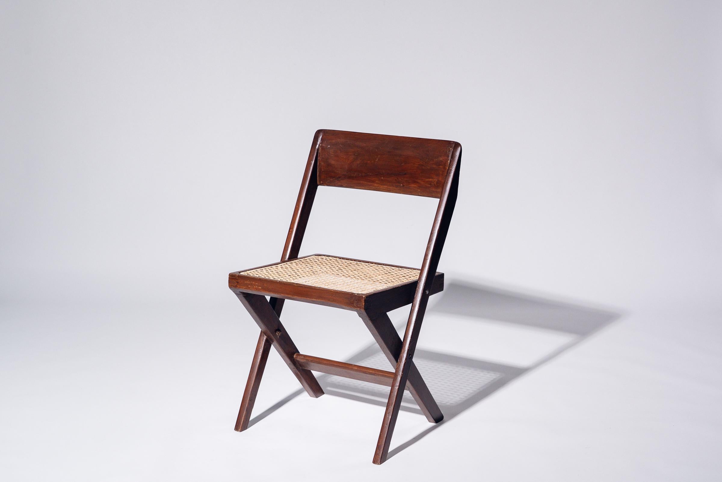 Une authentique pièce du milieu du siècle provenant de la légendaire commission Chandigarh de Pierre Jeanneret. Structure en teck et siège en bambou tressé à la main.