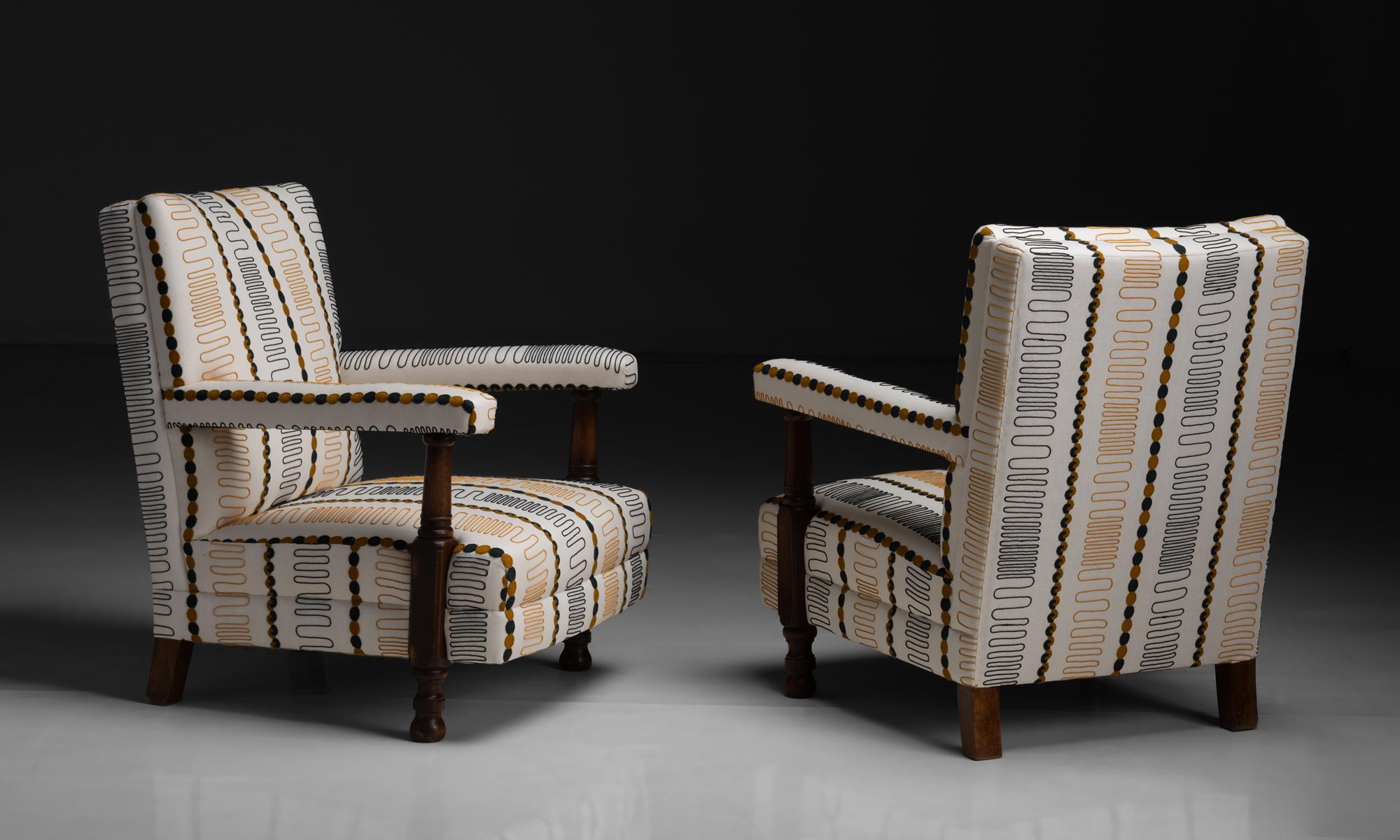 Library Chairs in Embroidered Linen by Pierre Frey, England circa 1900 In Good Condition For Sale In Culver City, CA