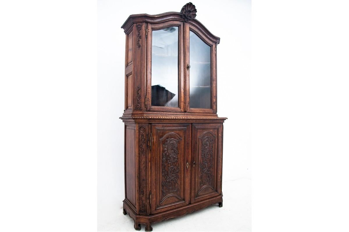 Library display case, France, circa 1880.

Very good condition.

Wood: oak

dimensions: height 230 cm x width 120 cm x depth 50 cm