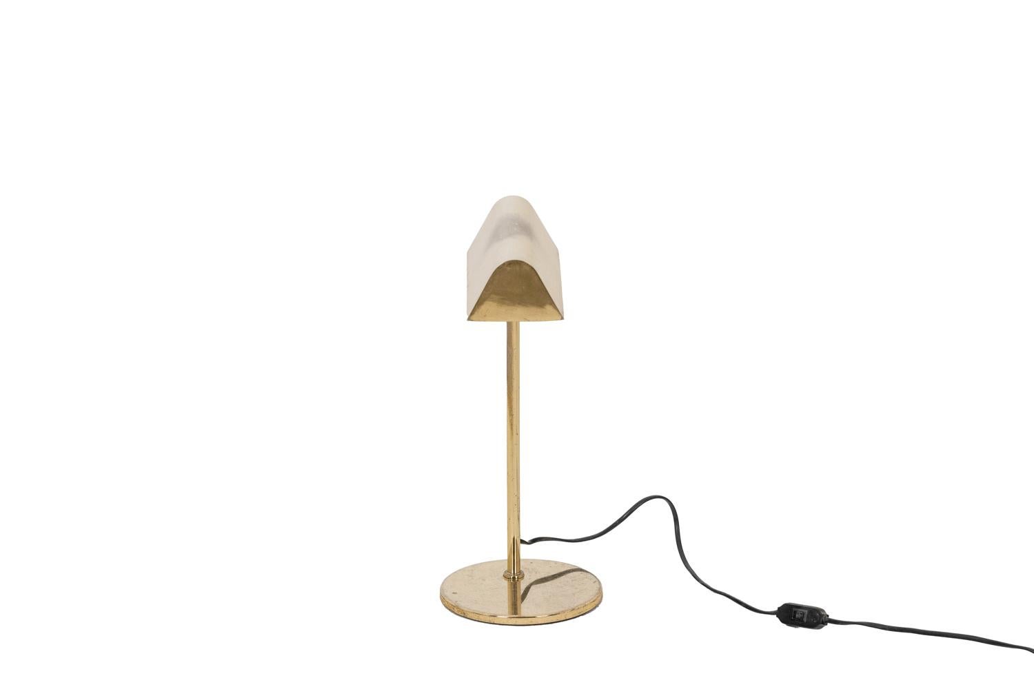 Lampe de bibliothèque en laiton doré, articulée et de forme rectangulaire.

Travail français réalisé dans les années 1970.

Electricité neuve et fonctionnelle, fonctionne avec une petite prise E-14.