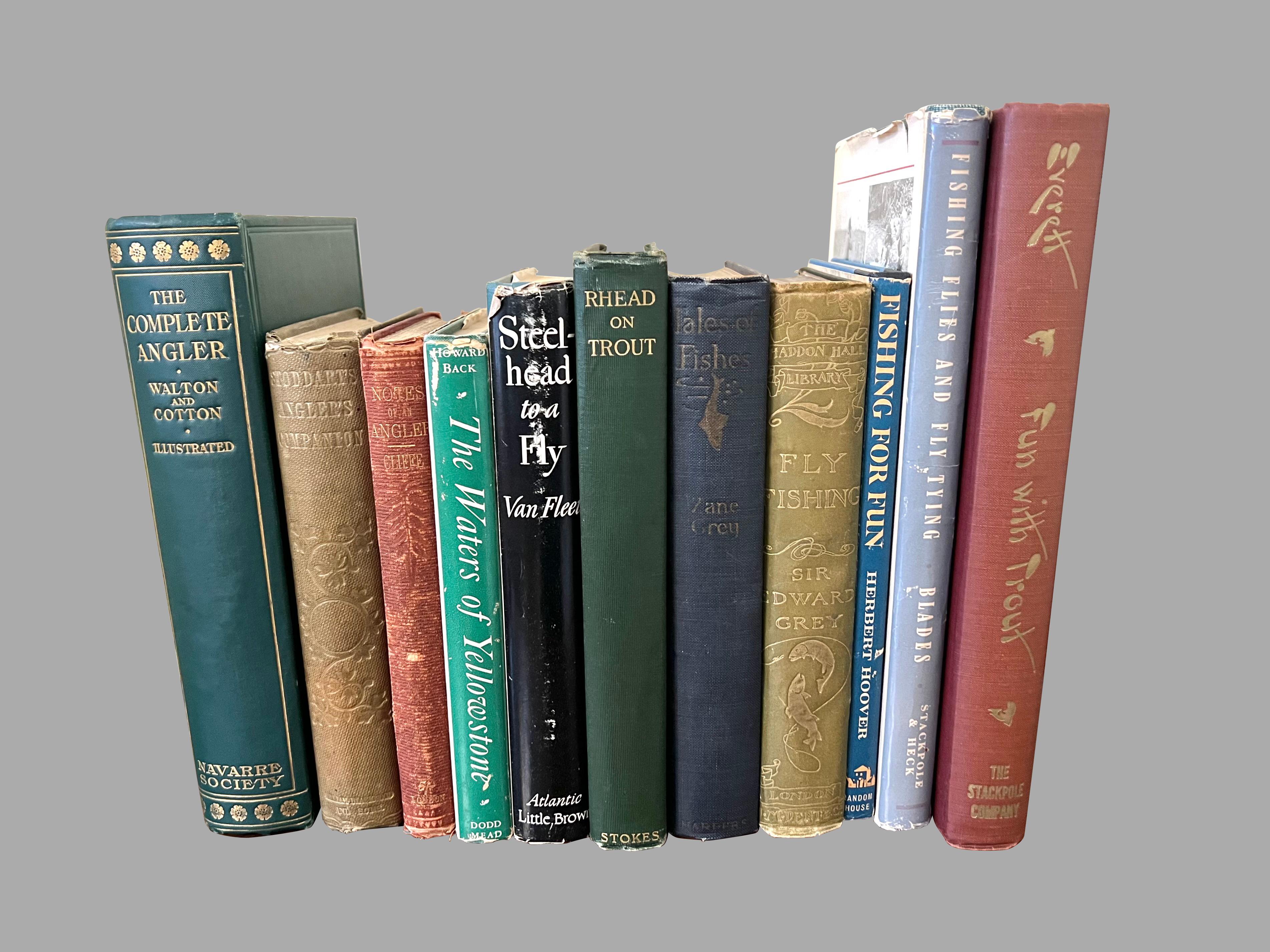 Une bibliothèque de onze livres anciens et vintage sur la pêche à la mouche et la pêche en général comme suit :
•The Complete Angler de Walton & Cotton, publié par Riverside Press, imprimé à titre privé pour la Navarre Society 1925
•Stoddart's