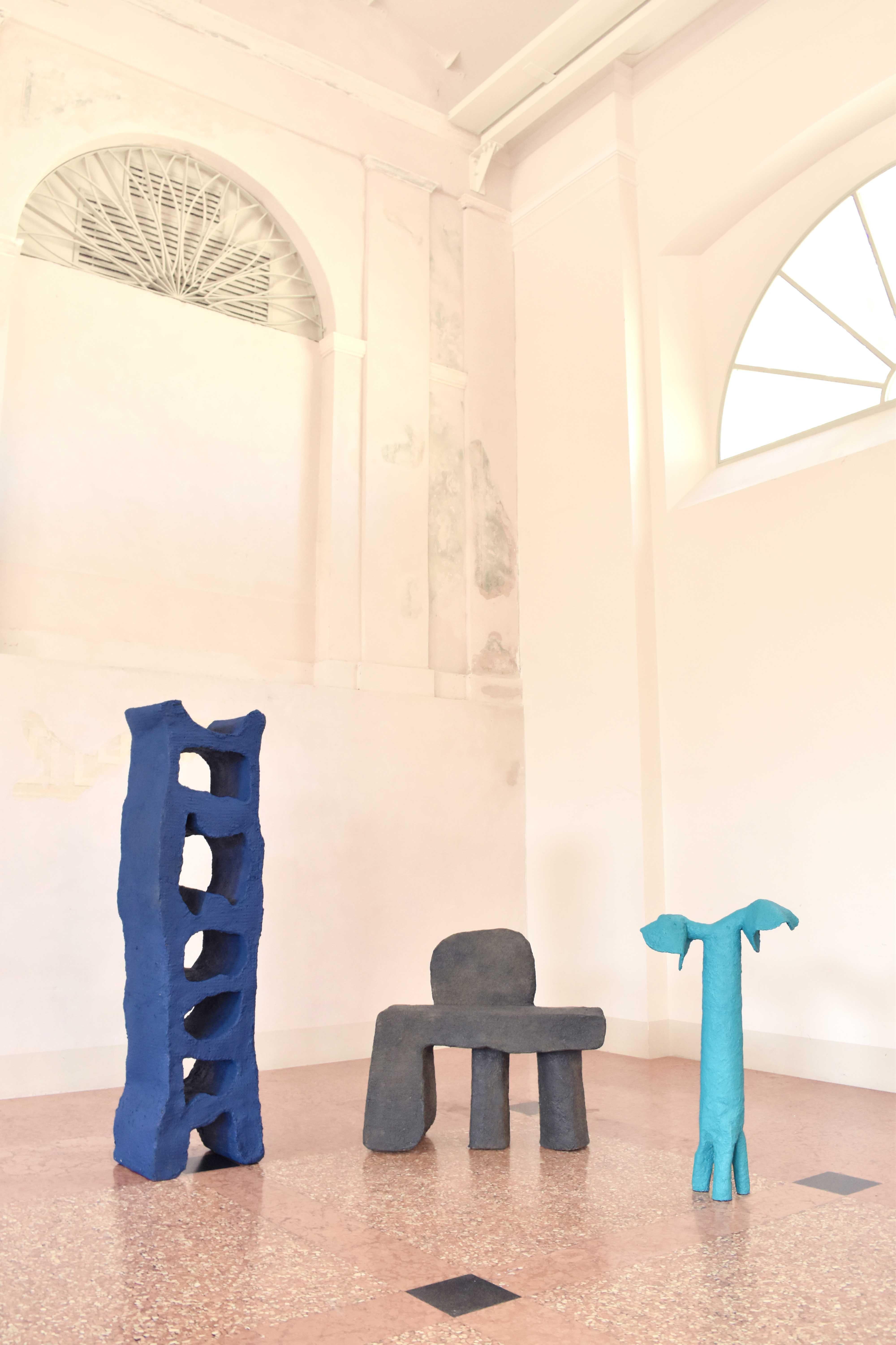 Onda è una biblioteca intima e affascinante che emana serenità e calma. La rilassante combinazione di colori blu esalta il senso di tranquillità, rendendolo un rifugio ideale per i lettori in cerca di una fuga pacifica. Qui ci si può rilassare e