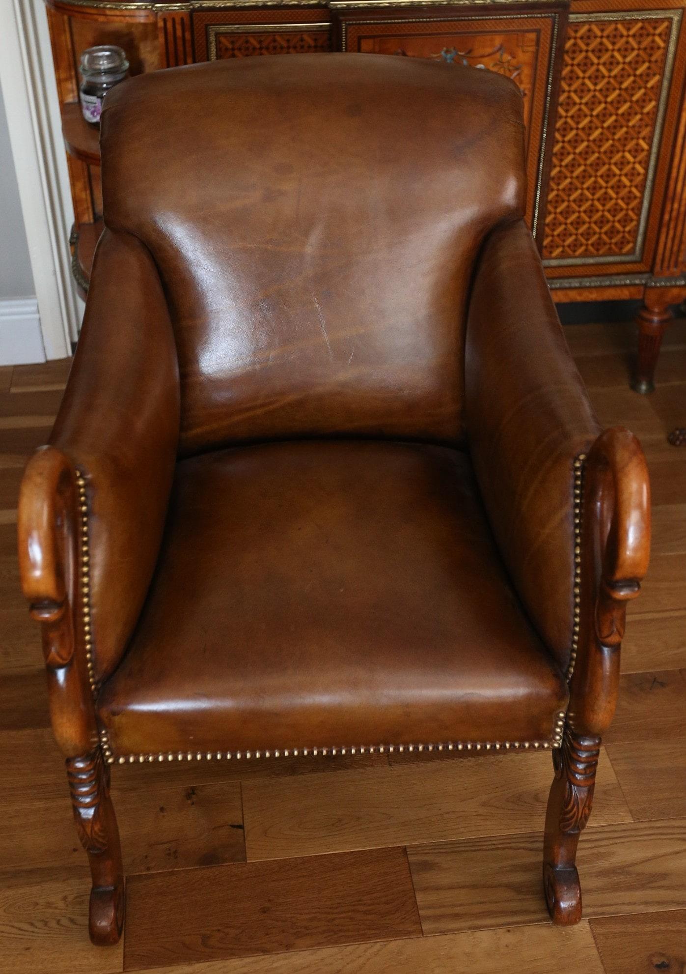 Chaise de lecture de bibliothèque avec détail en forme de tête de Swan sculpté Période W1V en vente 5