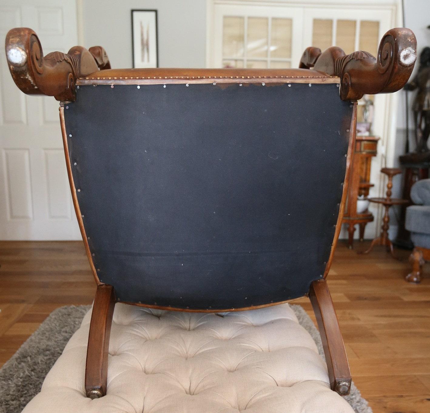 Chaise de lecture de bibliothèque avec détail en forme de tête de Swan sculpté Période W1V en vente 6
