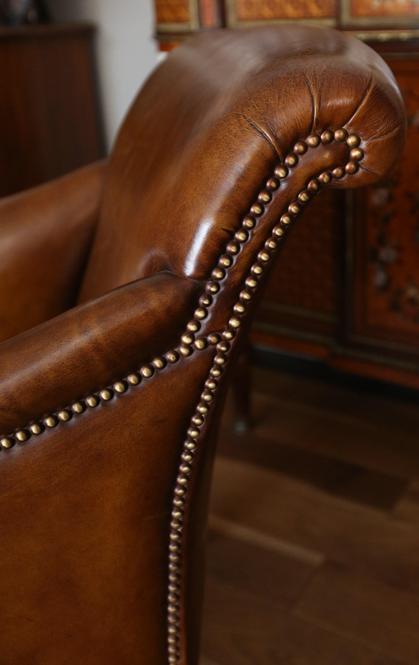 Cuir Chaise de lecture de bibliothèque avec détail en forme de tête de Swan sculpté Période W1V en vente
